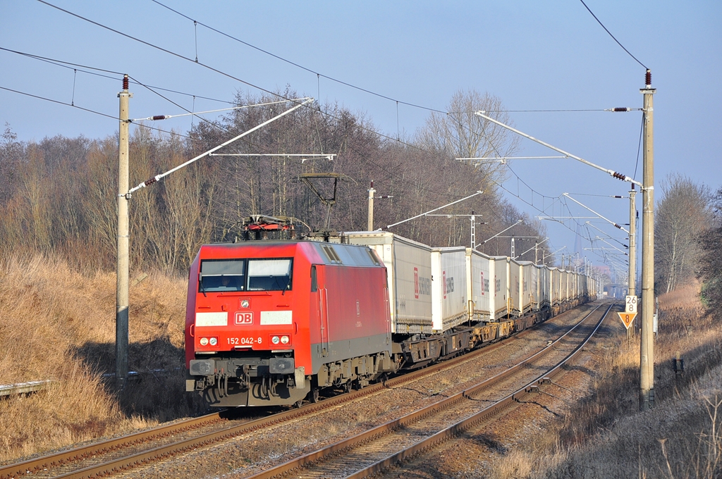 Die 152 042 bespannte am 26.01.2014 den KLV-Zug KT 42147 (Rostock Seehafen-Verona Q.E).Hier in Sildemow kurz nach dem Start. 