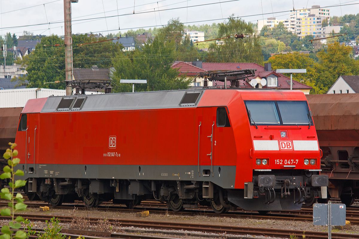 Die 152 047-7 der DB Schenker Rail Deutschland AG ist am 28.08.2014 in Kreuztal abgestellt.

Die Siemens ES 64 F wurde 1999 bei unter der Fabriknummer 20174 gebaut, sie hat aktuelle NVR-Nr. 91 80 6152 047-7 D-DB und die  EBA 96Q15A 047.

Als Ersatz für die schweren E-Loks der BR 150 und für Einsatzgebiete der BR 151 / 155 wurde die Beschaffung der Drehstromlok der BR 152 (Siemens ES64F) eingeleitet, sie ist eine Hochleistungslokomotive aus der Siemens ES64 EuroSprinter-Typenfamilie für den schweren Güterzugverkehr, die auch für Personenzüge genutzt werden kann.

Die Baureihe basiert auf dem von Siemens konstruierten Prototyp ES64P. Da jedoch klar war, dass die Maschinen ausschließlich im Güterverkehr eingesetzt werden sollten und eine Höchstgeschwindigkeit von 140 km/h als ausreichend angesehen wurde, konnte auf die Verwendung von voll abgefederten Fahrmotoren verzichtet und auf den wesentlich einfacheren und preisgünstigeren Tatzlager-Antrieb zurückgegriffen werden. Dieser gilt durch die Verwendung moderner Drehstrommotoren bei niedrigen Geschwindigkeiten als relativ verschleißarm.

Technische Daten der BR 152:
Achsformel: Bo´Bo´
Länge über Puffer: 19.580 mm
Breite: 3.000 mm
Drehzapfenabstand: 9.900 mm
Drehgestellachsstand: 3.000 mm
Dienstmasse: 86,7 t
Höchstgeschwindigkeit: 140 km/h
Dauerleistung: 6.400 kW (8.701 PS)
Anfahrzugkraft: 300 kN
Stromsystem: 15 kV, 16 2/3 Hz
