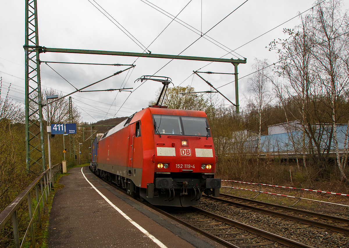 Die 152 119-4 (91 80 6152 119-4D-DB) der DB Cargo AG, fährt am 08.04.2022 mit einem KLV-Zug durch den Bf Scheuerfeld (Sieg) in Richtung Siegen.
Nochmals einen lieben Gruß an den netten Lokführer zurück.

Die Siemens ES64F wurde 2000 von Siemens in München-Allach unter der Fabriknummer 20246 für die DB Cargo AG gebaut