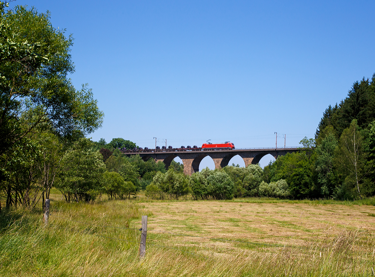 
Die 152 167-3 (91 80 6152 167-3 D-DB) der DB Schenker Rail Deutschland fährt am 02.07.2015 mit einem Coil-Güterzug über den Rudersdorfer Viadukt in Richtung Dillenburg. Nachgeschoben wurde der Zug von der 151 029-6, siehe folgendes Bild.