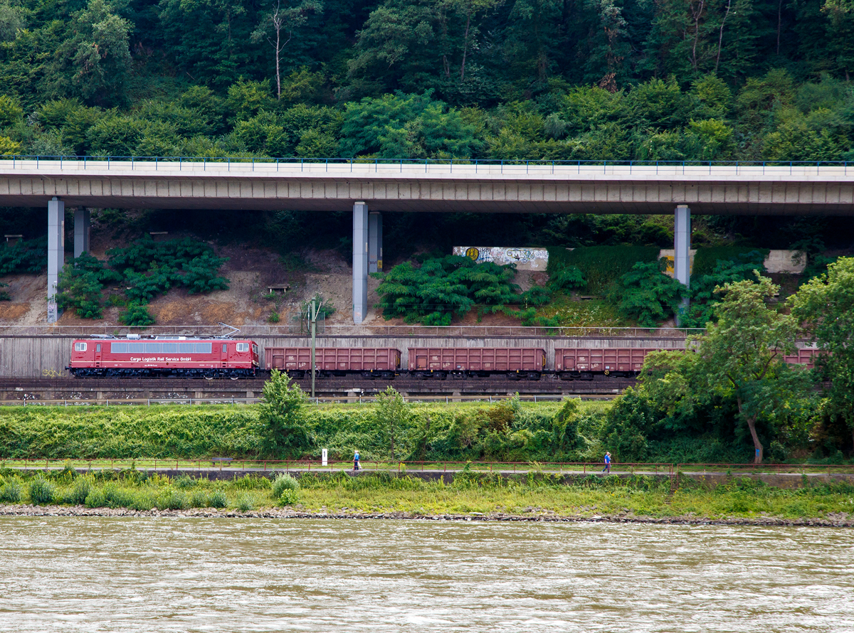 
Die 155 016-9 (91 80 6155 016-9 D-CLR) der Cargo Logistik Rail-Service GmbH (Barleben) fhrt am 30.07.2017 mit einem Gterzug auf der linken Rheinseite in Richtung Norden, hier ist sie kurz vor Andernach. 

Die Lok wurde 1977 von LEW (VEB Lokomotivbau Elektrotechnische Werke Hans Beimler) in Hennigsdorf unter der Fabriknummer 14776 gebaut und als 250 016-3 an die DR (Deutsche Reichsbahn) geliefert. 
Weiterer Lebenslauf:
01.01.1992 Umzeichnung in DR 155 016-9
01.01.1994 Umzeichnung in DB 155 016-9 (91 80 6155 016-9 D-DB)
2016 ging sie an die CLR - Cargo Logistik Rail-Service GmbH (Barleben)