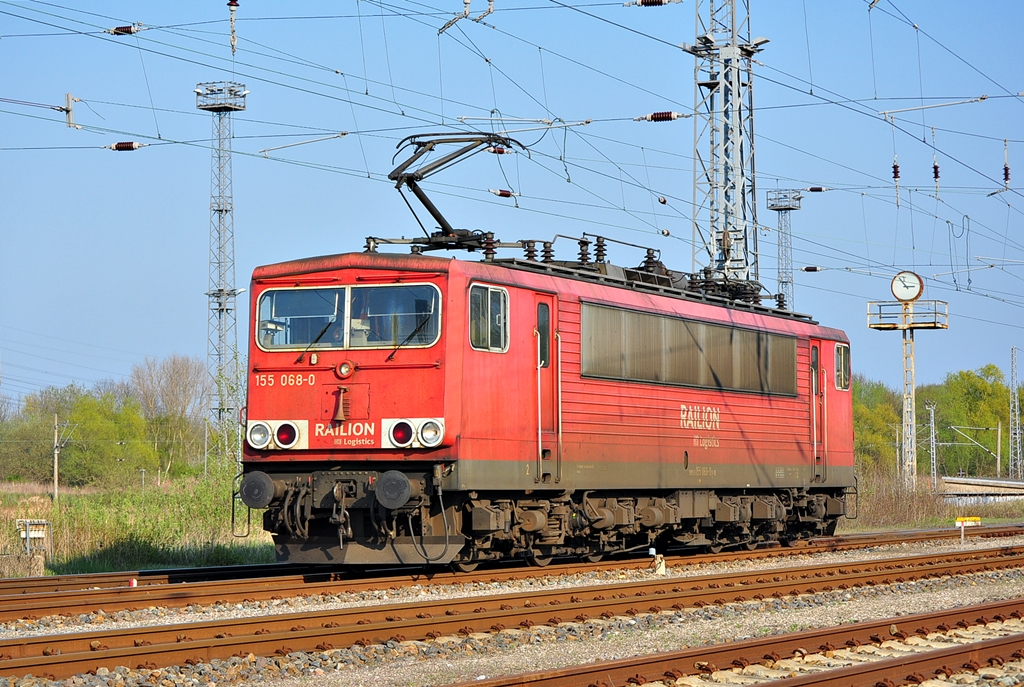 Die 155 068 brachte den 53211 aus Wismar am 19.04.2014 nach Rostock-Seehafen.Beim rangieren zur wohlverdienten Pause wurde sie geknipst.