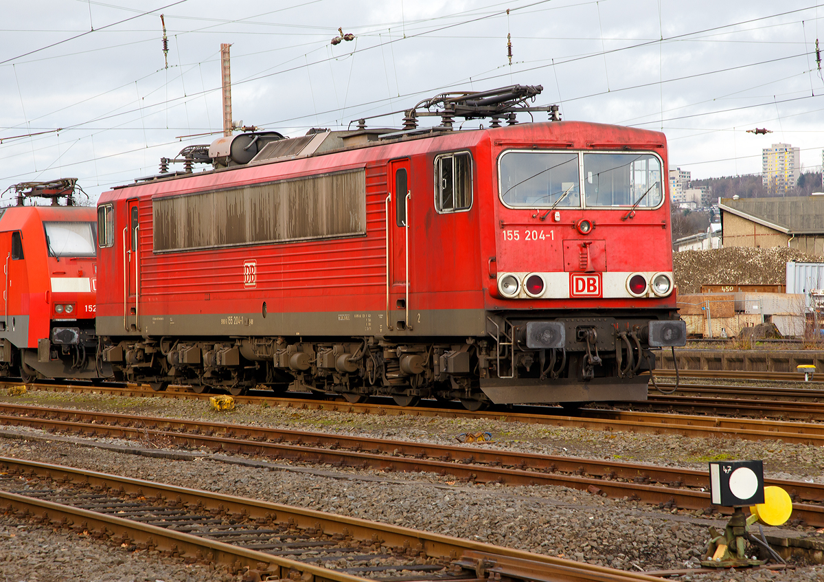 
Die 155 204-1 (91 80 6155 204-1 D-DB) der DB Schenker Rail Deutschland AG, ex DR 250 204-5, ist am 24.12.2015 in Kreuztal abgestellt.

Wie alle dieser sogenannten   Strom-Container  wurde auch dieser LEW (VEB Lokomotivbau Elektrotechnische Werke Hans Beimler) in Hennigsdorf gebaut. Dieser im Jahre 1983 unter der Fabriknummer 18189,  und als 250 204-5 an die DR (Deutsche Reichsbahn) geliefert. Die Umzeichnung in DR 155 204-1 erfolgte 1992 und zum 01.01.1994 dann in DB 155 204-1.