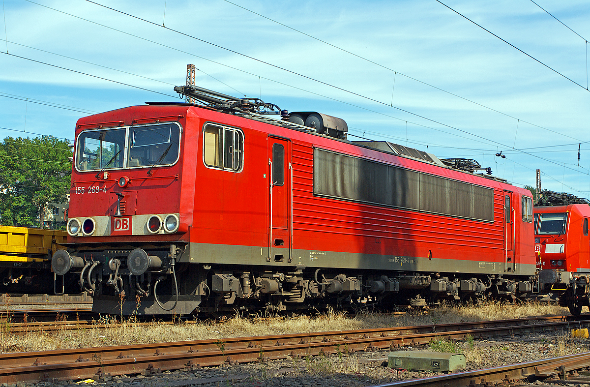 
Die 155 269-4 der DB Schenker Rail Deutschland AG, ex DR 250 269-8, ist am 18.07.2014 in Kreuztal abgestellt.

Die Lok wurde 1984 bei LEW (VEB Lokomotivbau Elektrotechnische Werke Hans Beimler) in Hennigsdorf unter der Fabriknummer 18289 gebaut und als 250 269-8 an die DR (Deutsche Reichsbahn) geliefert, 1992 umgezeichnet in DR 155 269-4 und 1994 in DB 155 269-4

Seit 2007 hat sie die NVR-Nummer  1 80 6155 269-4 D-DB.