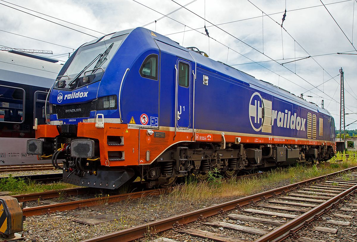 Die 159 233 (90 80 2159 233-6 D-RCM) eine sechsachsige Stadler EURODUAL der Raildox GmbH & Co. KG (geleast oder gemietet ber die ELP - European Loc Pool AG, Schweiz) ist am 03.06.2022 beim Hbf Siegen abgestellt. 

Die Co'Co'- Lok wurde 2021 von Stadler Rail Valencia S.A.U. (Spanien) unter der Fabriknummer  4122 gebaut und an die ELP - European Loc Pool AG in Frauenfeld (CH) ausgeliefert. Sie hat die Zulassungen fr Deutschland und sterreich.

Die neue sechsachsige Hybridlokomotive ist mehr als nur eine Lokomotive fr die  letzte Meile  und bietet zwei Lsungen in einem. Sie kann auf elektrifizierten und nicht-elektrifizierten Strecken eingesetzt
werden. Whrend der Fahrt ist es mglich, von der elektrischen Oberleitung auf Diesel umzuschalten. Die EuroDual Deutschland / sterreich und Skandinavien knnen auf elektrifizierten Strecken mit 15 kV 16,7 Hz und 25 kV 50 Hz eingesetzt werden, sie haben im elektrischen Betrieb eine Leistung von 6.150 kW. Fr nicht elektrifizierte Strecken besitzt die EuroDual einem leistungsstarken Dieselmotor mit 2.8 MW Leistung. Die Lokomotiven fr Skandinavien verfgen ber ein Winterpaket fr den zuverlssigen Betrieb bei extremen Wetterbedingungen mit Schnee und Eis. Sie sind fr Temperaturen bis zu -40 C ausgelegt. 

Je nach Zugzusammenstellung kann eine einzige Co'Co'-Hybridlokomotive zwei Bo'Bo'-Lokomotiven in Doppeltraktion ersetzen. Die modernste dreiachsige Drehgestell-Technologie ermglicht einen geringeren Verschlei der Infrastruktur und fhrt dadurch zu tieferen Trassenkosten.

Technologie
• Moderne Duallokomotive fr Gterzge
• AC-Traktionssystem mit IGBT, ein Wechselrichter pro Achse
• Hohe Anfahrtszugkraft dank Einzelachsansteuerung und beste Leistung im Dieselbetrieb
• uerst geringe Querkrfte bei der Spurfhrung (nicht selbstlenkendes Drehgestell)
• Ausgerstet mit ETCS BL3 und PZB fr Deutschland oder ATC2 fr Skandinavien

TECHNISCHE DATEN:
Inbetriebsetzung: 2021
Spurweite: 1.435 mm (Normalspur)
Achsanordnung: Co’Co’ 
Lnge ber Puffer: 23.020 mm
Drehzapfenabstand: 14.000 mm
Breite: 2.900 mm
Hhe: 4.290 mm
Achsabstand im Drehgestell: 3.600 mm (2 x 1.800 mm)
Treibdurchmesser: 1.067 mm (neu)
Eigengewicht: 123 t
Achslast: 21 t
Hchstgeschwindigkeit: 120 km/h
Elektrische Leistung am Rad bei 25 kV 50 Hz: 7.000 kW
Elektrische Leistung am Rad bei 15 kV 16.7 Hz: 6.150 kW
Leistung bei Dieselantrieb: 2.800 kW (3.807 PS)
Anfahrzugkraft: 500 kN
Elektrische Bremskraft : 240 kN

Dieselmotor: 
Motorbauart: Caterpillar  V-16-Viertakt-Dieselmotor mit Abgasturbolader und Ladeluftkhlung  vom Typ CAT C175-16
Motorleistung: 2.800 kW (3.807 PS)
Motornenndrehzahl: 1.800 U/min
Hubraum: 84,67 l (Bohrung  175 mm / Hub 220 mm)
Motorgewicht (trocken): ca. 13.000 kg
Motorabmessung: 4.515 x 1.845 x 2.478 mm (l x b x h)
Abgasnorm: IIIB

Anzahl der Fahrmotoren: 6
Antrieb: elektrisch oder dieselelektrisch
Speisespannung: 25 kV 50 Hz und 15 kV 16.7 Hz
Tankinhalt Diesel: 3.500 l
Tankinhalt Urea: 400 l (fr Abgasbehandlung selektive katalytische Reduktion („AdBlue“))
Bremse: KE-GP-E mZ (D)
Bremssystem Mechanisch: Pneumatisch 
Bremssystem Dynamisch: Regenerativ/Rheostatisch
Primr Federung: Schraubenfedern
Sekundr Federung: Gummi-Metall Vertikal- und Horizontaldmpfer
Zugbeeinflussung: PZB, ETCS

Quellen: ELP, Stadler Rail und CAT
