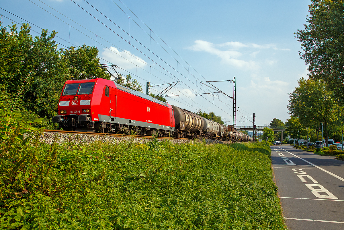 
Die 185 005-6 (91 80 6185 005-6 D-DB) der DB Cargo fhrt am 14.07.2018 mit einem, mit Methanol beladenen, Kesselwagenzug durch Bad Honnef in Richtung Norden.