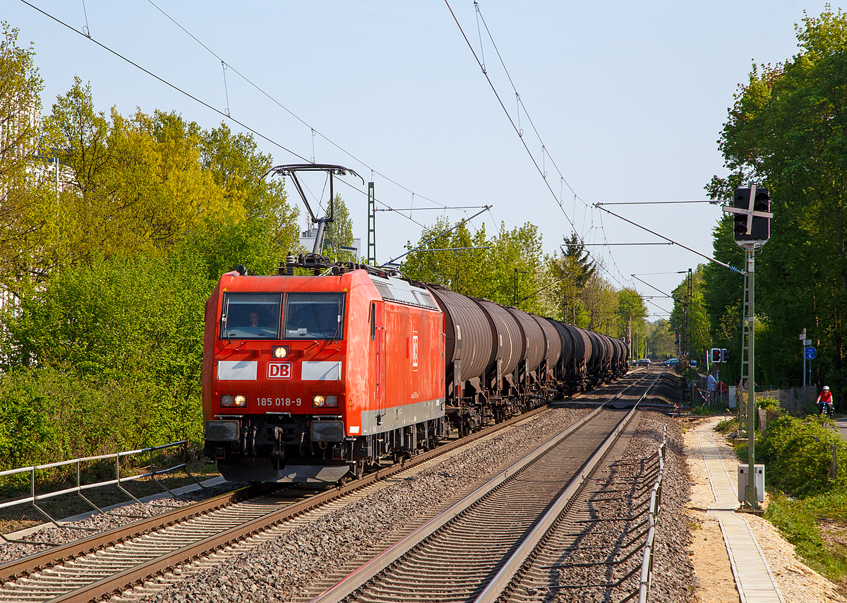 
Die 185 018-9 (91 80 6185 018-9 D-DB), eine TRAXX F140 AC1 der DB Cargo Deutschland AG fährt am 20.04.2018 mit einem Kesselwagenzug gleich durch den Bf. Bonn UN Campus in Richtung Köln. 

Nochmals einen lieben Gruß an den freundlichen Lokführer zurück.