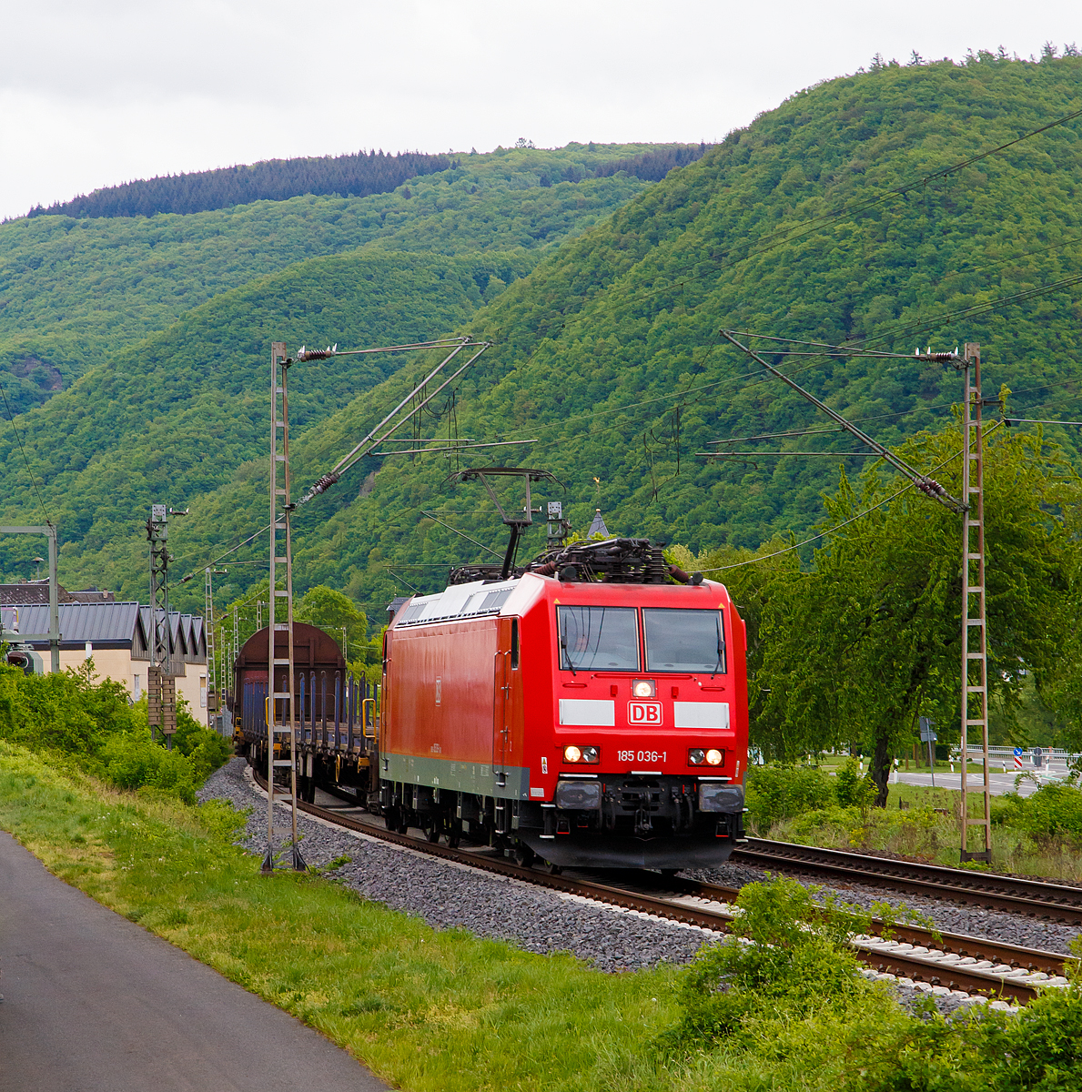 
Die 185 036-1 (91 80 6185 036-1 D-DB) der DB Cargo AG fährt am 30.04.2018 mit einem gem. Güterzug durch Müden (Mosel) in Richtung Trier.

Die TRAXX F140 AC12001 von ABB Daimler-Benz Transportation GmbH (ADtranz)in Kassel unter der Fabriknummer 33434. Sie hat die Zulassungen für Deutschland und Frankreich.