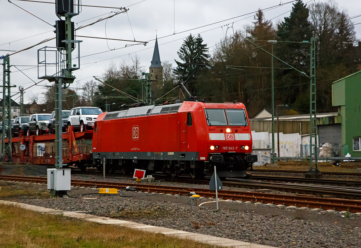 Die 185 043-7(91 80 6185 043-7 D-DB) fährt am 03.12.2021 mit einem Autotransportzug der DB Cargo Logistics GmbH (ex ATG Autotransportlogistic GmbH) durch Betzdorf/Sieg in Richtung Köln.

Die TRAXX F140 AC wurde 2001 von ABB Daimler-Benz Transportation GmbH, (Adtranz) in Kassel unter der Fabriknummer 33442 gebaut. Sie hat die Zulassungen für Deutschland und Österreich.
