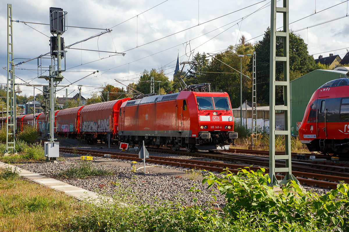 Die 185 148-4 (91 80 6185 148-4 D-DB) der DB Cargo fährt am 04.10.2021 mit einem sehr langen leeren Coilzug durch Betzdorf (Sieg) in Richtung Köln. Als Gegenzug kommt gerade der RE 9 von Köln.

Die Lok hat die Zulassungen für Deutschland und die Schweiz.

Einen lieben Gruß an den Lokführer der 185 zurück, sorry vor Ort hatte ich die grüßende Hand nicht gesehen.
