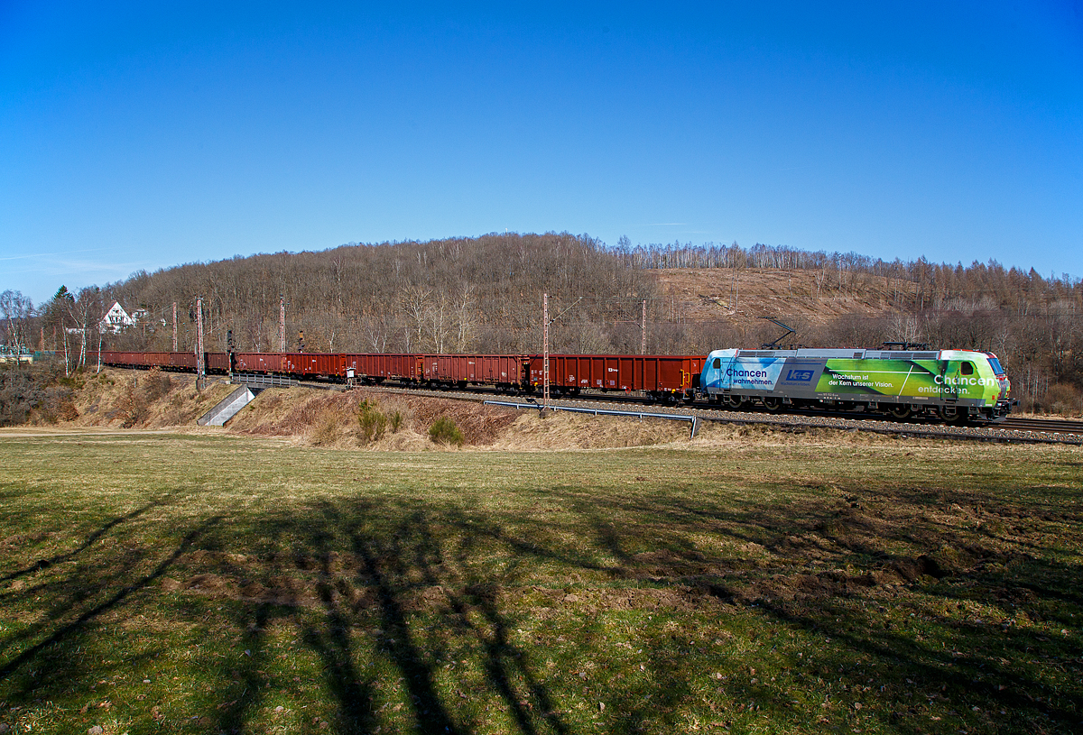 Die 185 152-6 (91 80 6185 152-6 D-DB) der DB Cargo Deutschland AG mit Werbung K+S (früher Kali und Salz AG)  Wachstum ist der Kern unserer Vision   Chancen wahrnehmen  fährt am 10.03.2022, mit einem sehr lagen offenen Güterzug (Wagen der Gattung Eas 107.13, der ČD Cargo) bei Rudersdorf (Kr. Siegen) über die Dillstrecke (KBS 445) in Richtung Dillenburg.