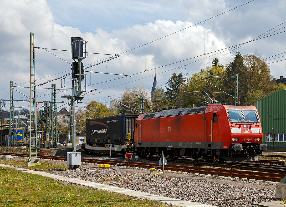 Die 185 162-5 (91 80 6185 162-5 D-DB) der DB Cargo Deutschland AG fährt am 30.04.2021 mit einem KLV-Zug durch Betzdorf/Sieg in Richtung Köln. 

Die TRAXX F140 AC1 wurde 2004 bei Bombardier in Kassel unter der Fabriknummer 33637 gebaut und an die DB Cargo AG (damals Railion Deutschland AG) geliefert.

Auf Grund der wachsenden internationalen Aktivitäten von DB Cargo wurde für neue elektrische Güterzuglokomotiven Zweisystemfähigkeit für den Einsatz mit 25 Kilovolt bei 50 Hertz gefordert, um mit den Lokomotiven auch Frankreich, Luxemburg und Dänemark anfahren zu können. Die bestehende Option auf weitere Lokomotiven der Baureihe 145 wurde daher entsprechend abgewandelt wahrgenommen.

Im Januar 2000 konnte der Hersteller Adtranz (ab 2001 Bombardier) mit der 185 001 das erste Exemplar einer Mehrsystemvariante der Baureihe 145 präsentieren. Technisch sind die 185er eine Weiterentwicklung der 145, auch flossen Erkenntnisse aus der Entwicklung der Baureihe 146 in die Lokomotiven mit ein. Insgesamt wurden 405 Lokomotiven der Baureihe 185 (200 F140 AC1 sowie 205 F140 AC2) beschafft, wodurch diese die derzeit am häufigsten im deutschen Eisenbahnnetz anzutreffende Elektrolokomotive ist. Mit ihr wurden vor allem die alten Lokomotiven der Baureihe 140 ersetzt. Der Stückpreis einer Lokomotive der Baureihe 185 betrug im Jahr 2000 circa 4,85 Millionen DM (rund 2,5 Millionen Euro).

TECHNISCHE DATEN: 
Spurweite: 1.435 mm
Achsformel:  Bo’Bo’
Länge über Puffer:  18.900 mm
Höchstgeschwindigkeit: 140 km/h (Eigen / Geschleppt)
größte Anfahrzugkraft: 300 kN
Dauerzugkraft: 265 kN (bis 57 km/h)
Nennleistung (Dauerleistung) : 5.600 kW
Wirkungsgrad  82,5% bei 2,1 MW und 93 km/h
Gesamtgewicht: 82 t
Mittlere Radsatzlast:  20,5 t
Fahrzeugbegrenzung:  UIC 505-1 / EBO G1
Länge über Puffer: 18.900 mm
Größte Breite: 2.978 mm
Gesamtradsatzstand: 13.000 mm
Achsabstand im Drehgestell: 2.600 mm
Laufkreisdurchmesser: 1.250 mm (neu) / 1.170 mm (abgenuzt)
Kleinster befahrbarer Gleisbogen: R =100 m
Geeignet für Ablaufberg: ja
Bremse Kurzbezeichnung: KE-GPR-EmZ / D [ep]
Bremskraftübertragung :Scheiben
Feststellbremse: Federspeicher
Dynamische Bremse: Netzbremse, 
Druckluftanlage Fördermenge und Druck: 144 m³/h; 10 bar
Antriebsart : Tatzlager
Übersetzung:  22 : 115
Zug- u. Stoßeinrichtung: Schraubkupplung
Zulässige Zugkraft / Druckkraft  600 kN / 2 x 650 kN
Oberleitungsspannung: 15 kV; 16,7 Hz und 25 kV; 50 Hz
Anzahl und Typ der Stromabnehmer: 2 x DSA 200, 2 x SBB
Fahrmotoren: Anzahl und Typ: 4 x BAZu 8871/4
Spannung: 1.870 V
Höchstdrehzahl: 3.320 U/min
Gewicht eines Motors  2.050 kg
Kühlung: fremd
Antrieb: Drehstrom-Asynchron