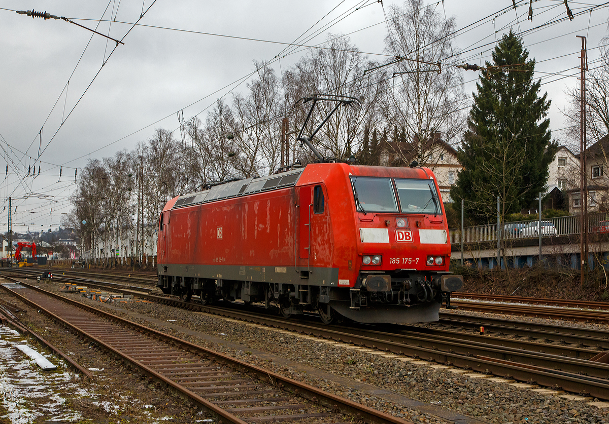 Die 185 175-7 (91 80 6185 175-7 D-DB) der DB Cargo AG fährt am 08.01.2020 in Kreuztal von der Abstellgruppe in den Rangierbahnhof.

Am 26.10.2021konnte ich sie in Geislingen (Steige) als Schublok sehen, siehe:
http://hellertal.startbilder.de/bild/deutschland~e-loks~br-185-traxx-f140-ac1/755486/die-derzeitige-geislinger-schublok-die-185.html

Die TRAXX F140 AC1 wurde 2004 von Bombardier Transportation GmbH in Kassel unter der Fabriknummer 33656 gebaut.
