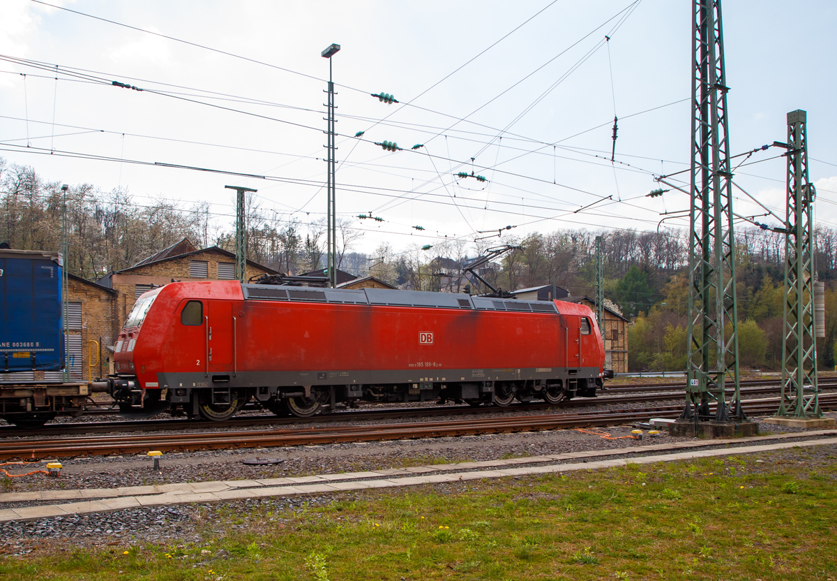 Die 185 189-8 (91 80 6185 189-8 D-DB) der DB Cargo Deutschland AG fährt am 29.04.2021 mit einem KLV-Zug durch Betzdorf/Sieg in Richtung Köln.