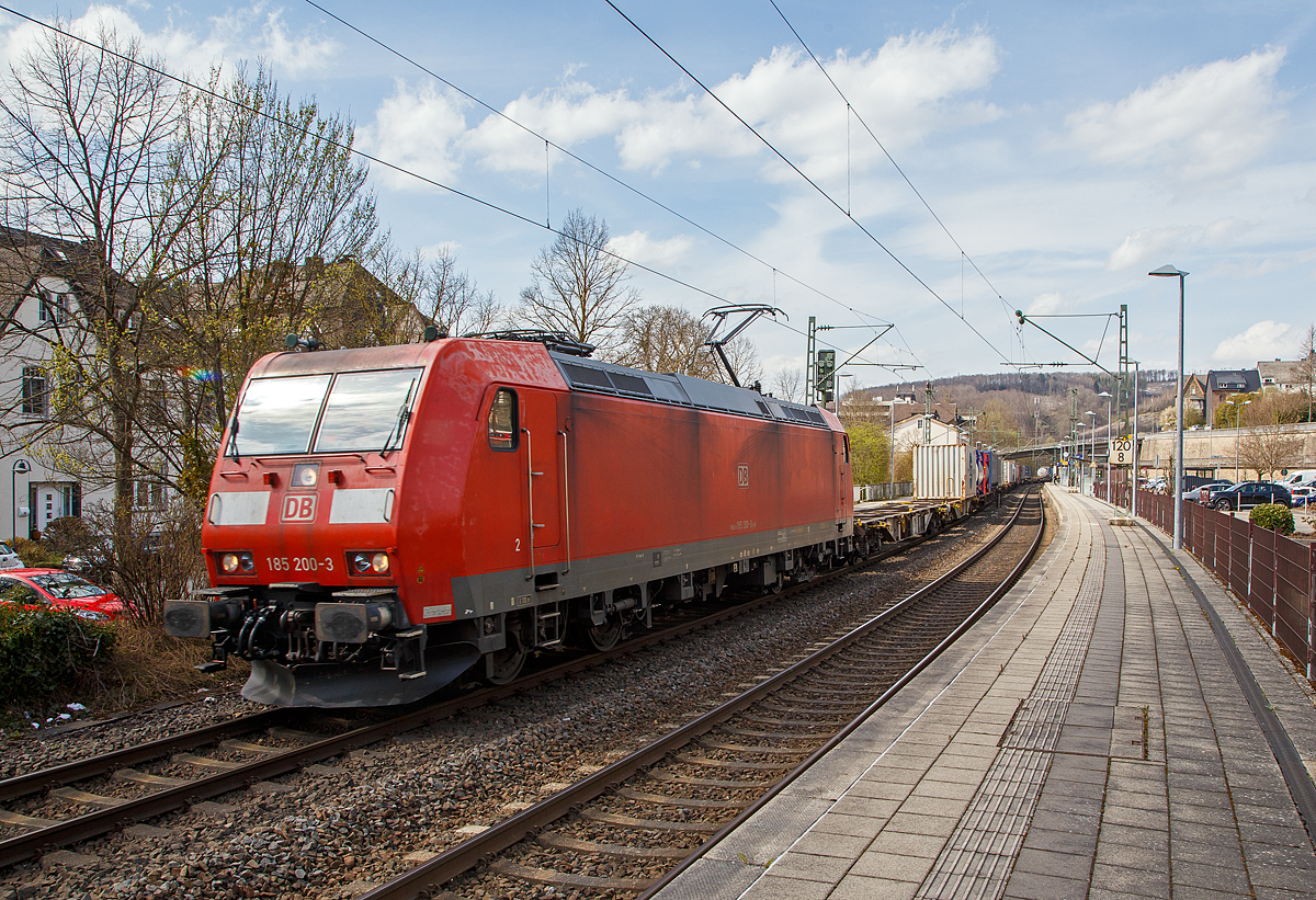 Die 185 200-3 (91 80 6185 200-3 D-DB) der DB Cargo AG fährt am 09.04.2021, mit einem KLV-Güterzug, durch den Bahnhof Kirchen/Sieg in Richtung Köln.

Die TRAXX F140 AC1 wurde 2004 bei Bombardier in Kassel unter der Fabriknummer 33711 gebaut. Sie war die letzte der Serie an die DB Cargo AG (damals Railion Deutschland AG) gelieferten TRAXX F140 AC1, nach ihr folgte dann mit der 185 201-1 die erste TRAXX F140 AC2.
