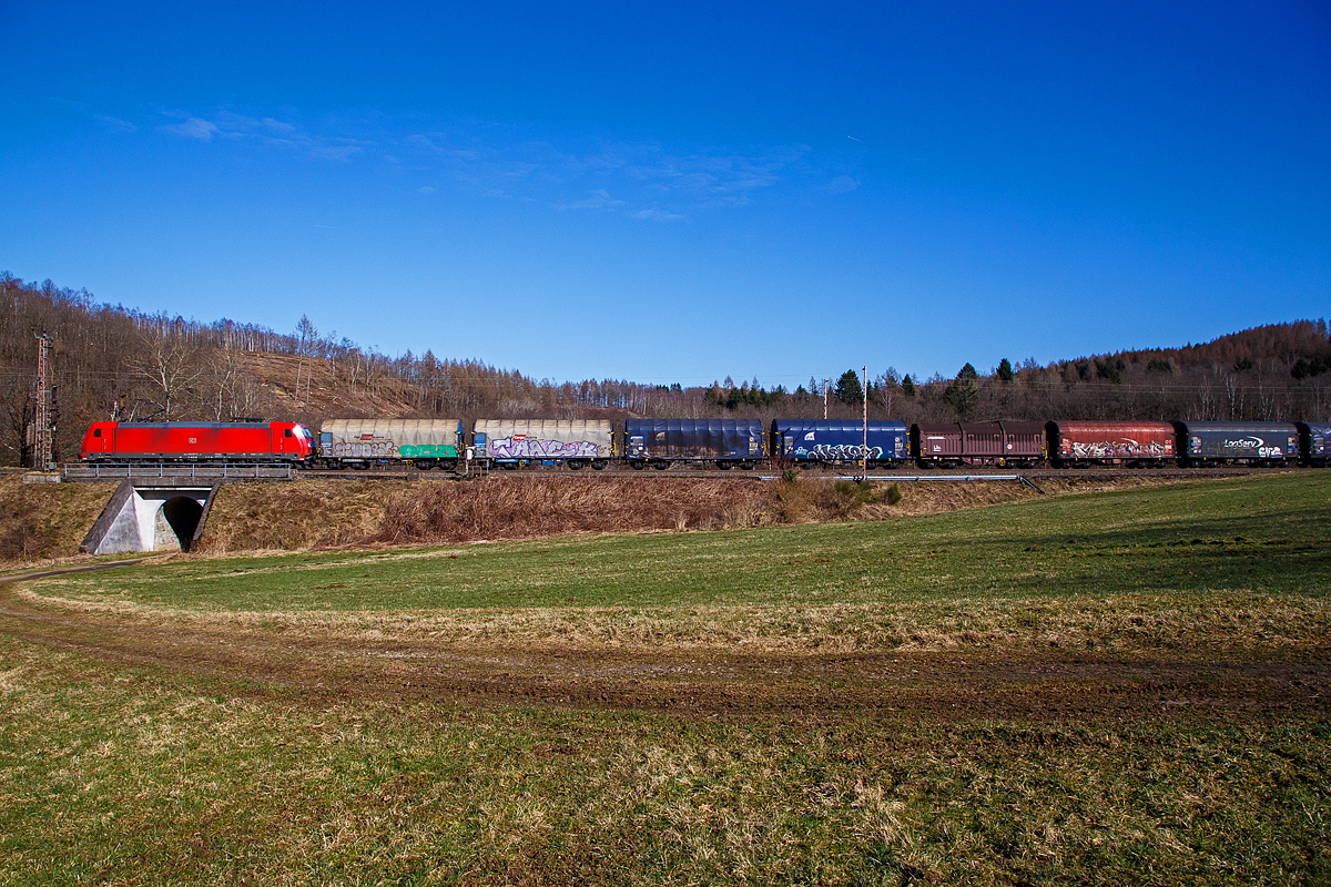 Die 185 207-8 (91 80 6185 207-8 D-DB) der DB Cargo AG fährt am 02.03.2022 mit einem Coilzug bei Rudersdorf (Kr. Siegen) über die Dillstrecke (KBS 445) in nördlicher Richtung.

Die TRAXX F140 AC2 wurde 2005 von Bombardier in Kassel unter der Fabriknummer 33719 gebaut.
