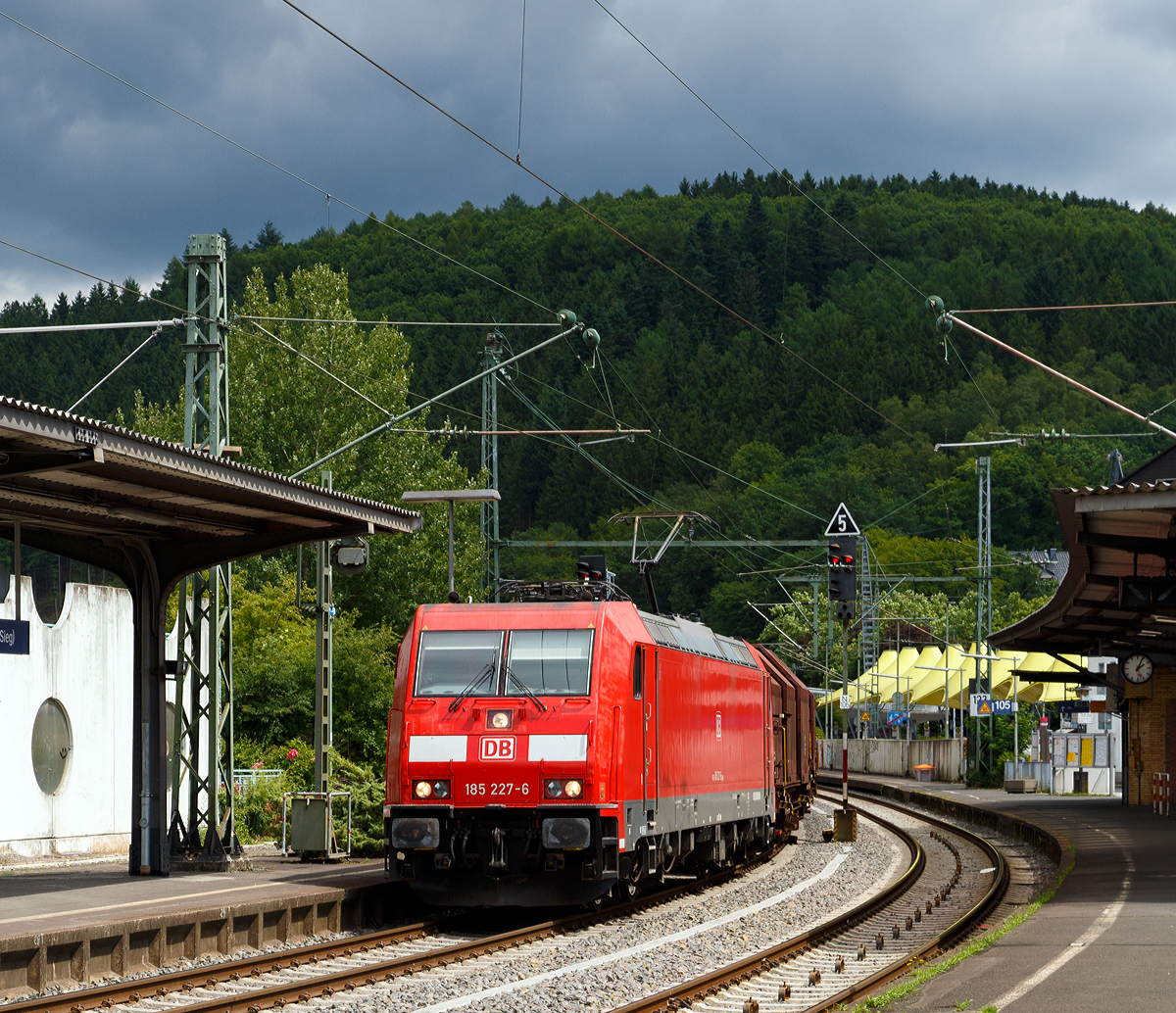 
Die 185 227-6 (91 80 6185 227-6 D-DB) der DB Cargo Deutschland AG fährt am 15.07.2017 mit einem gem. Güterzug (darunter einige Gafahrgutwagen) durch den Bahnhof Betzdorf/Sieg in Richtung Köln. 

Die TRAXX F140 AC2 wurde 2005 von Bombardier in Kassel unter der Fabriknummer 33751 gebaut.