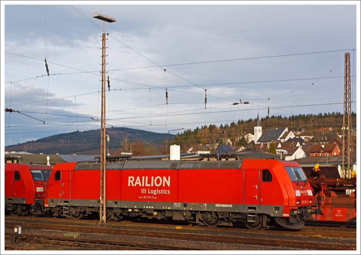 Die 185 254-0 der DB Schenker Rail Deutschland abgestellt am 21.12.2013 in Kreuztal. 

Die TRAXX F140 AC2 wurde 2006 bei Bombardier in Kassel unter der Fabriknummer 33796 gebaut, sie hat die NVR-Nummer 91 80 6185 254-0 D-DB .