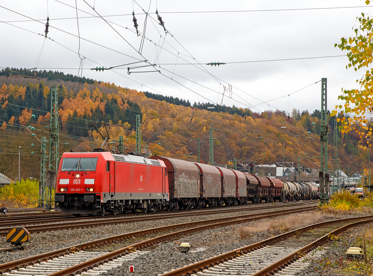 
Die 185 263-1 (91 80 6185 263-1 D-DB) der DB Schenker Rail Deutschland AG fährt am 07.11.2015 mit einem gemischten Güterzug durch Betzdorf/Sieg in Richtung Köln. 