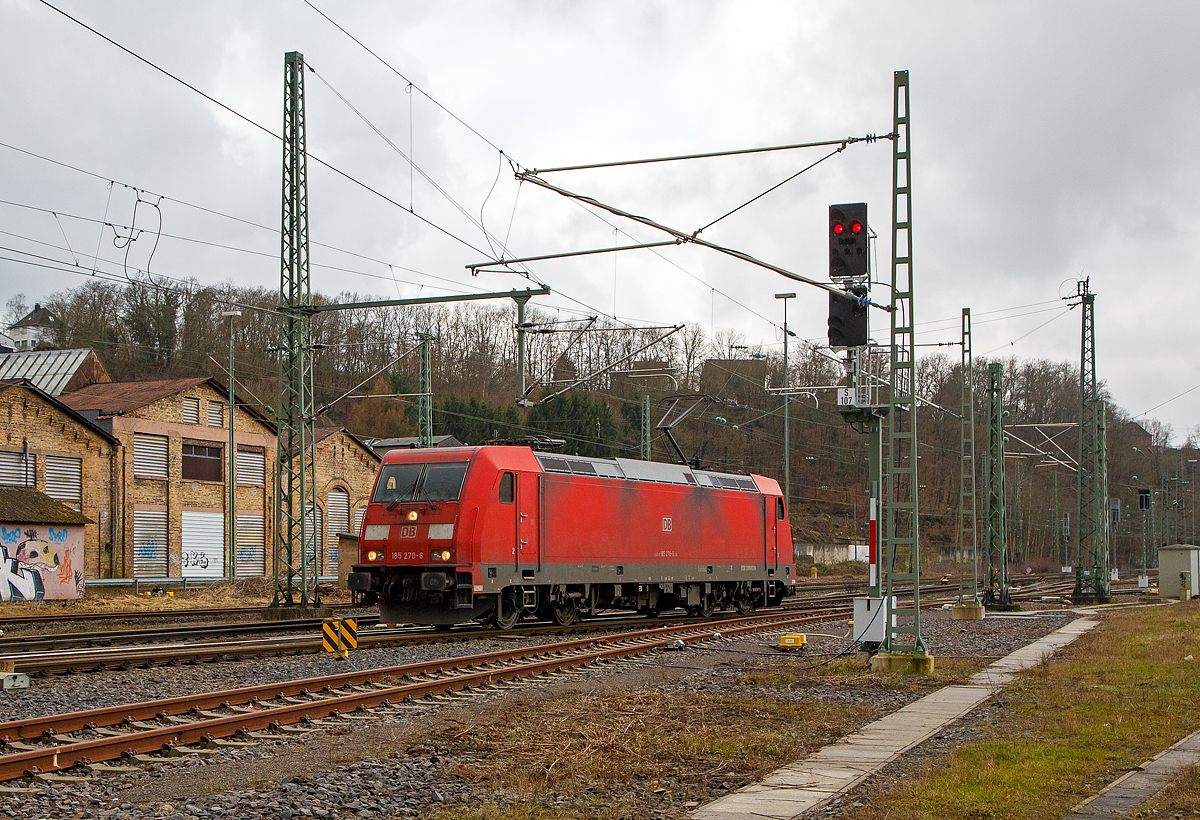 Die 185 270-6 (91 80 6185 270-6 D-DB) der DB Cargo AG fährt am 15.02.2022 solo als Lz (Lokzug) bzw. Tfzf (Triebfahrzeugfahrt) durch Betzdorf/Sieg in Richtung Siegen.

Die 185.2 (TRAXX F140 AC2) wurde 2009 bei Bombardier in Kassel unter der Fabriknummer 34690 gebaut.
