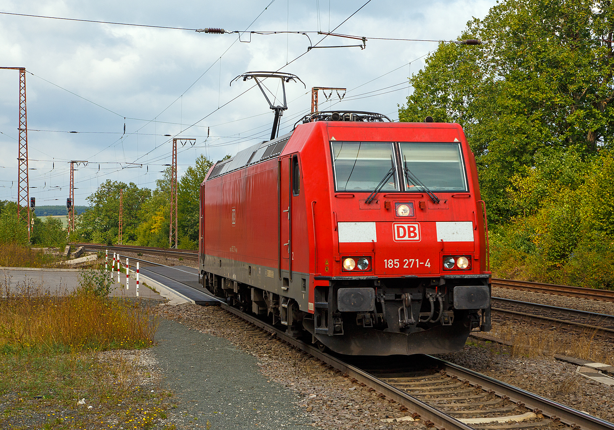 
Die 185 271-4 (91 80 6185 271-4 D-DB9 der DB Cargo Deutschland AG fährt am 30.08.2018 als Lz durch Wilnsdorf-Ruderdorf in Richtung Dillenburg. 

Die Bombardier RAXX F140 AC2 wurde 2006 unter der Fabriknummer 34126 gebaut. 

Hinweis: Aufnahme vom Bahnsteig.