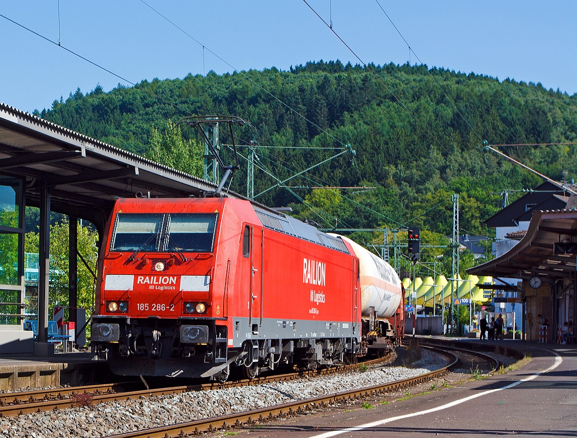 Die 185 286-2 (eine Bombardier TRAXX F140 AC 2) der DB Schenker Rail zieht am 06.09.2013 einen gemischten Gterzug durch Betzdorf (Sieg) in Richtung Kln.

Gebaut wurde die Lok 2007 unter der Fabriknummer 34149 bei Bombardier in Kassel, sie hat die NVR-Nummer 91 80 6185 286-2 D-DB.