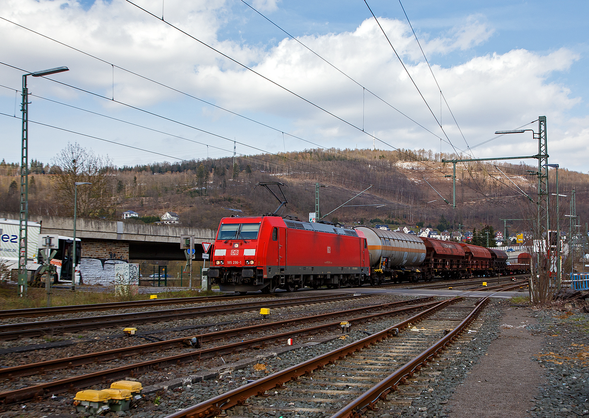 Die 185 296-1 (91 80 6185 296-1 D-DB) der DB Cargo Deutschland AG fhrt am 09.04.2021, mit gem. Gterzug, durch Niederschelden in Richtung Kln.

Die TRAXX F140 AC2 wurde 2007 von Bombardier in Kassel gebaut.
