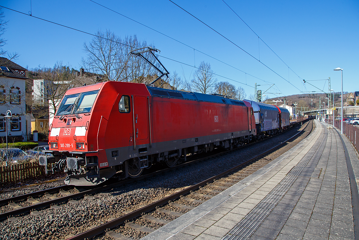 Die 185 299-5 (91 80 6185 299-5 D-DB) der DB Cargo AG fährt am 18.03.2022 mit einem gemischten Güterzug durch den Bf Kirchen (Sieg) in Richtung Köln.

Die TRAXX F140 AC2 wurde 2007 von Bombardier in Kassel unter der Fabriknummer 34166 gebaut.
