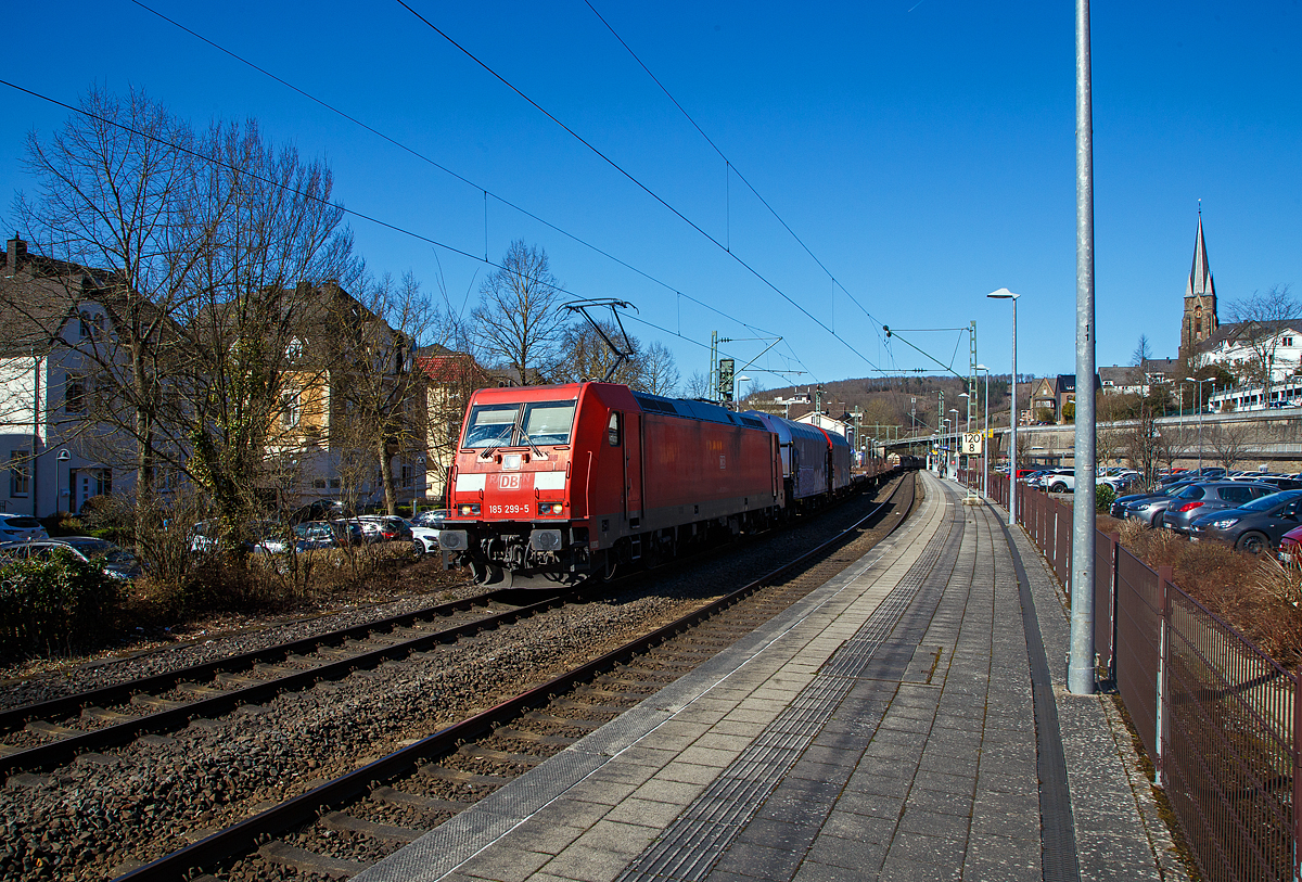 Die 185 299-5 (91 80 6185 299-5 D-DB) der DB Cargo AG fährt am 18.03.2022 mit einem gemischten Güterzug durch den Bf Kirchen (Sieg) in Richtung Köln.

Die TRAXX F140 AC2 wurde 2007 von Bombardier in Kassel unter der Fabriknummer 34166 gebaut.