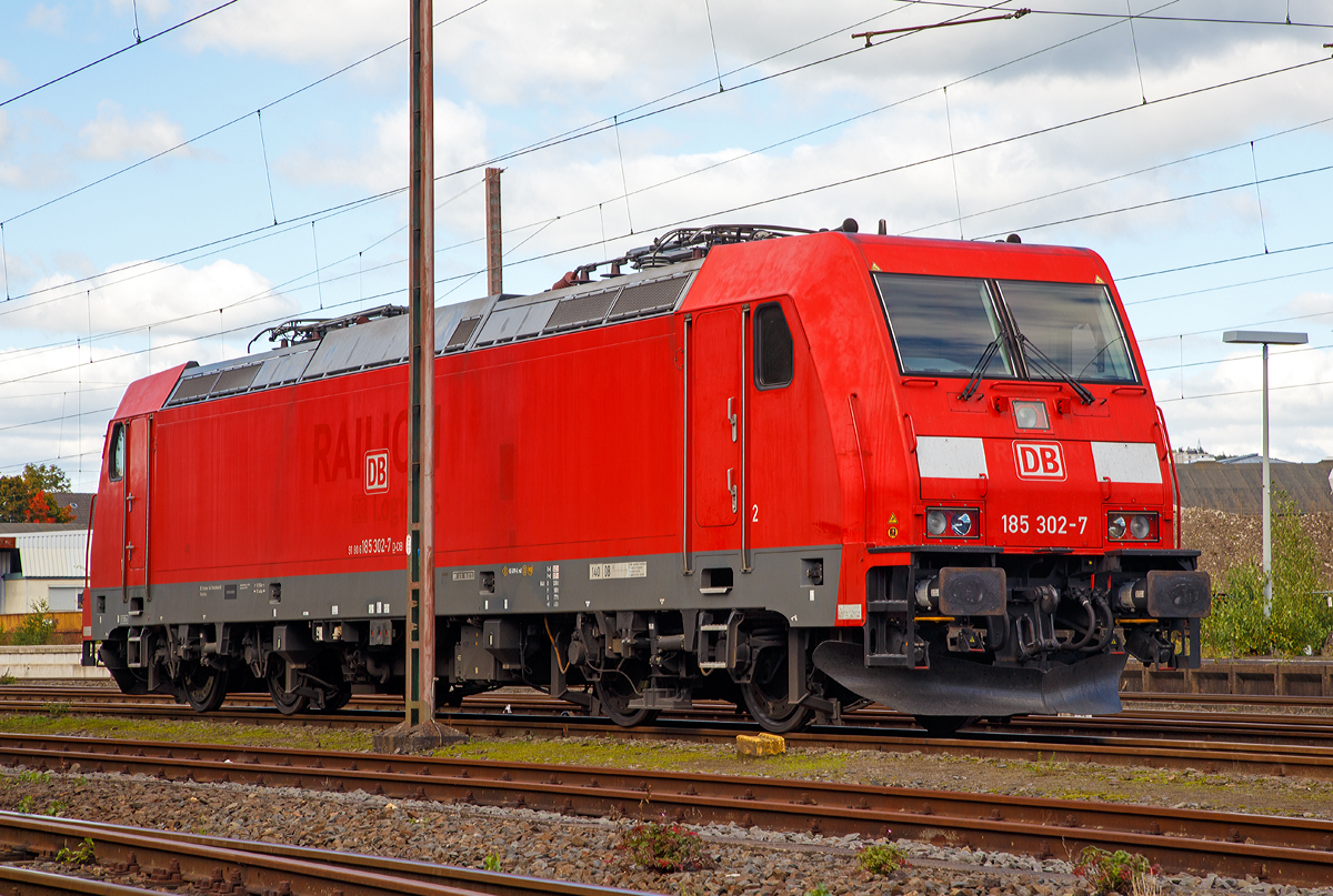 
Die 185 302-7 (91 80 6185 302-7 D-DB) der DB Schenker Rail Deutschland AG ist am 27.07.2015 in Kreuztal abgestellt . 

Die TRAXX F140 AC2 wurde 2007 bei Bombardier in Kassel unter der Fabriknummer 34170  gebaut.