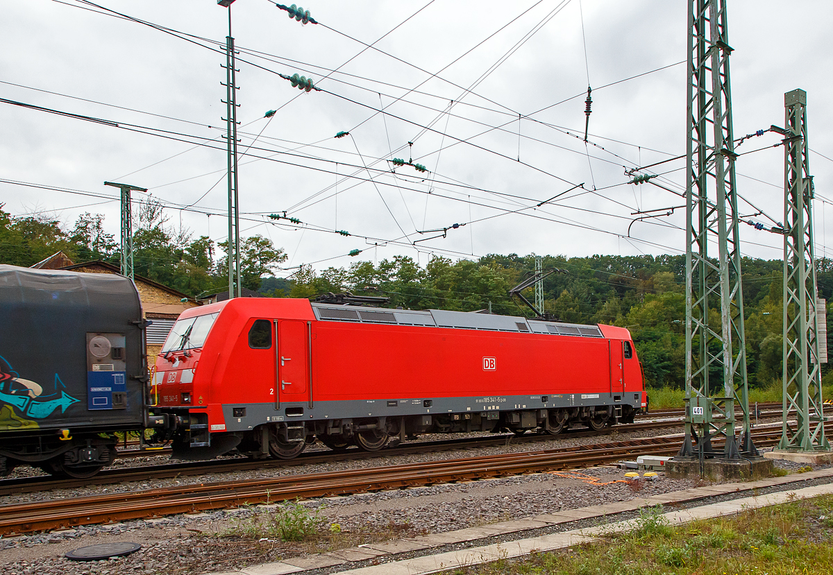 Die 185 341-5 (91 80 6185 341-5 D-DB) der DB Cargo Deutschland AG fährt am 20.09.2021 mit einem gem. Güterzug durch Betzdorf (Sieg) in Richtung Köln.