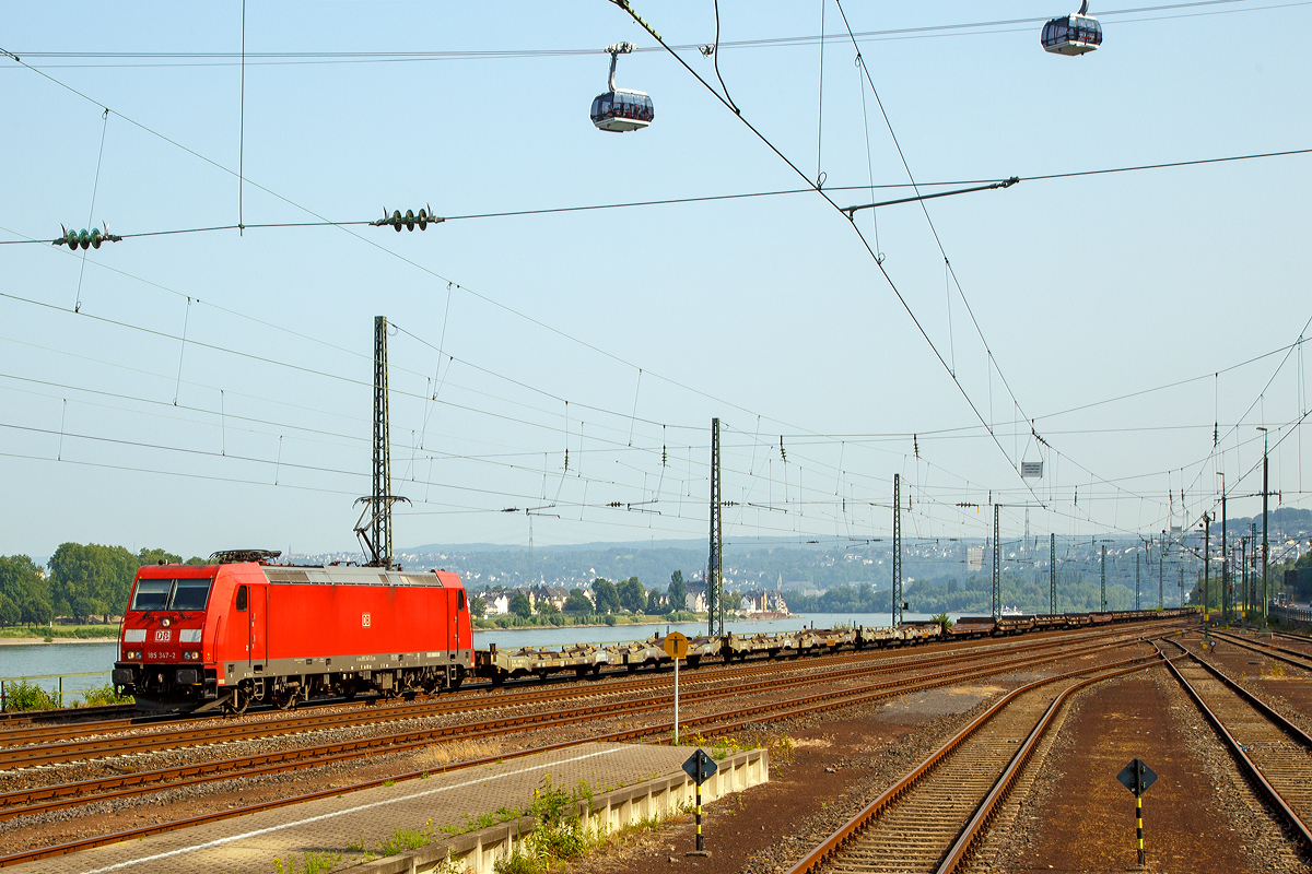 Die 185 347-2 (91 80 6185 347-2 D-DB) der DB Schenker Rail Deutschland AG fährt am 03.07.2015 mit einem leer Zug von Flachwagen der Gattung Laadkks durch Koblenz-Ehrenbreitstein in Richtung Süden.