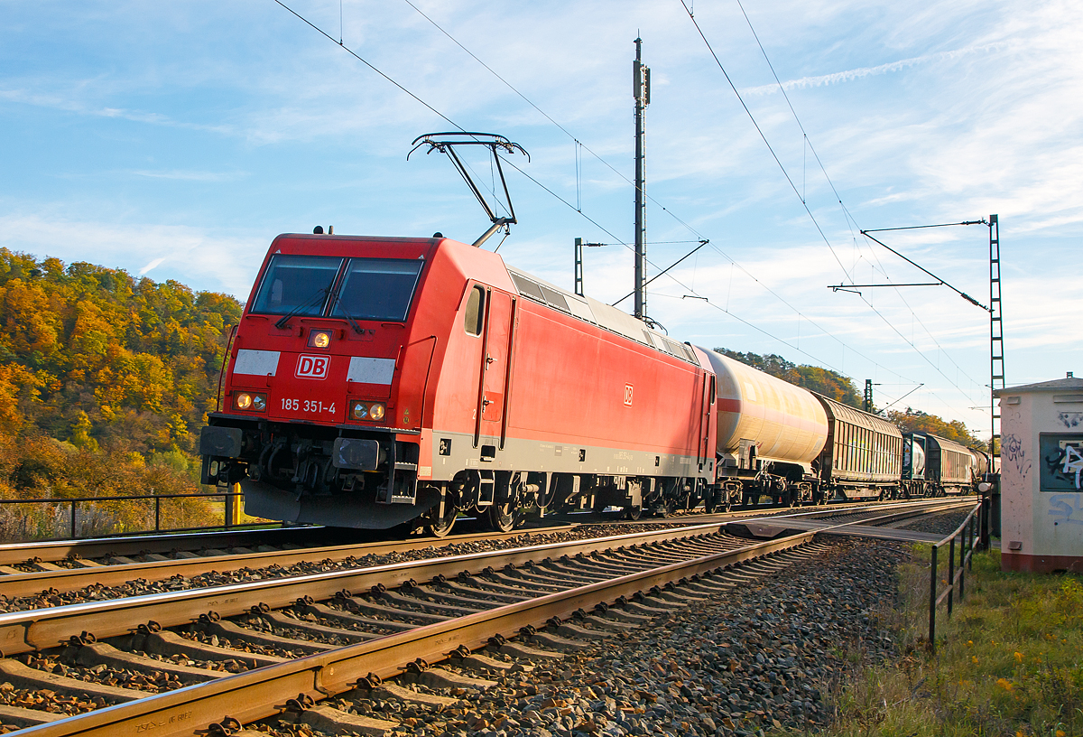 
Die 185 351-4 (91 80 6185 351-4 D-DB) der DB Cargo fährt am 03.11.2018 mit einem gemischtem Güterzug bei Dillenburg-Niederscheld auf der Dillstrecke (KBS 445) in Richtung Norden.