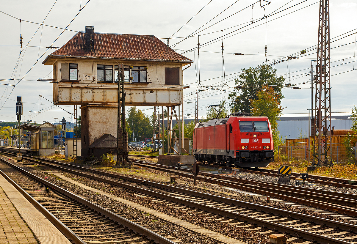 
Die 185 352-2 (91 80 6185 352-2 D-DB) der DB Cargo AG verlässt als Lz am 02.10.2020 Kreuztal in Richtung Hagen.

Links das ehemalige Reiterstellwerk Kreuztal Nord (Kn). Das elektromechanische Wärterstellwerk wurde 1931 gebaut und steht heute Denkmalschutz. Es ist nicht mehr in Betrieb, seit 2015 wird alles über das ESTW Finnentrop gesteuert.