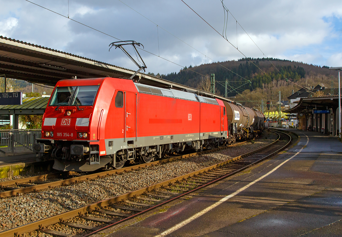 
Die 185 354-8 (91 80 6185 354-8 D-DB) der DB Schenker Rail Deutschland AG fährt am 31.01.2015 einen gemischten Güterzug durch den Bahnhof Betzdorf/Sieg in Richtung Köln.

Die TRAXX F140 AC 2 wurde 2008 bei Bombardier in Kassel unter der Fabriknummer 34260 gebaut. Sie hat die EBA-Nummer EBA 03J15A 137. 