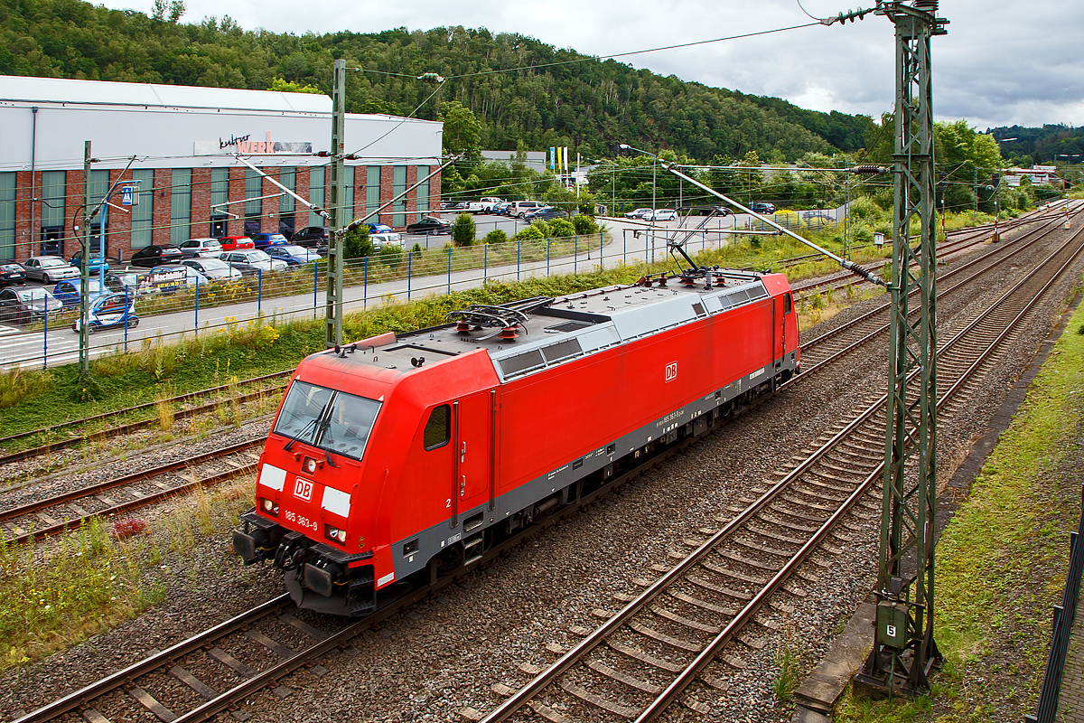 Die 185 363-9 (91 80 6185 363-3 D-DB) der DB Cargo Deutschland AG fährt am 15.07.2021 als Tfzf (Triebfahrzeugfahrt) bzw. Lz (Lokzug) durch Wissen (Sieg) in Richtung Köln. Aufgenommen vom Parkdeck des Bahnhofes Wissen (Sieg).

Die TRAXX F140 AC2 wurde 2009 von Bombardier in Kassel unter der Fabriknummer 34284 gebaut.
