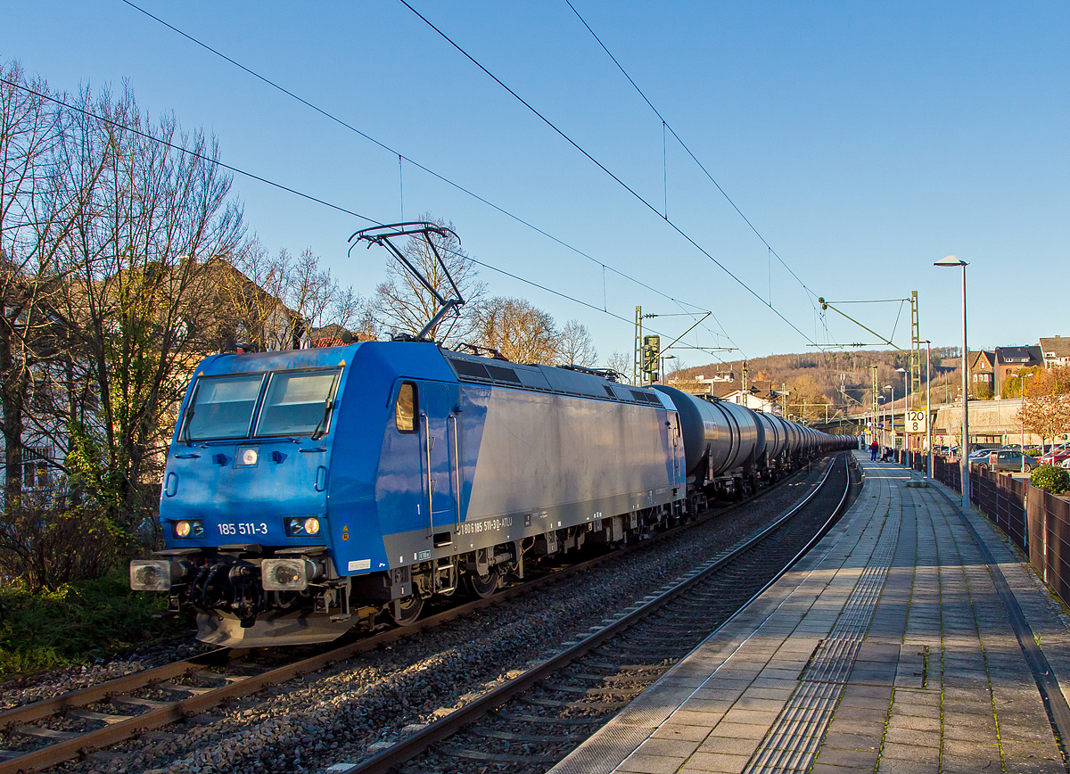 
Die 185 511-3 (91 80 6185 511-3 D-ATLU) der Alpha Trains Luxembourg s.à.r.l. fährt am 28.11.2020 mit einem  MILLET  Kesselwagenzug  durch den Bahnhof Kirchen an der Sieg in Richtung Köln. Laut Gefahrguttafel (33/1170) und Anschrift hat der Zug Ethanol (auch bekannt als Weingeist, Spiritus oder einfach Alkohol) geladen. Ethanol ist z.Z. ja ein sehr gefragter Stoff, da es u.a. für die Herstellung von Desinfektionsmittel verwendet wird.

Die Lok eine Bombardier TRAXX F140 AC1 wurde 2002 vom Bombardier in Kassel unter der Fabriknummer 33512 gebaut. Da es eine Mietlok ist hatte die schon viel Stationen und auch Halterkürzel.

Bei den Wagons handelte es sich um Kesselwagen der Gattung Zans (Gattungszahl 7837) des französischen Wagonvermieters MILLET s.a.s.. Die Wagons haben ein Fassungsvermögen von ca. 95.000 l (95 m³) und ein max. Zuladungsgewicht von ca. 68 t.

Ich will nicht daran denken „wenn da mal was passiert“. Aber man muss auch mal daran denken, wieviel LKW´s für diese Menge auf unseren eh schon gutgefüllten Straßen unterwegs wären. Da finde ich doch die Schiene ist eine viel bessere Variante.