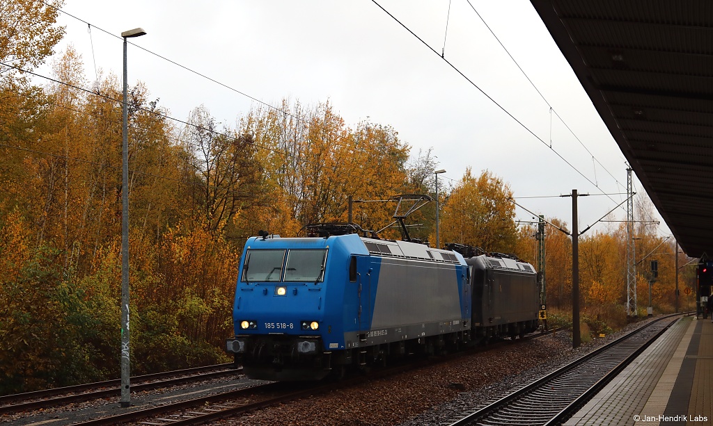 Die 185 518 wartete am trüben 13.11.2017 am Bahnhof Pirna auf neue Aufgaben.