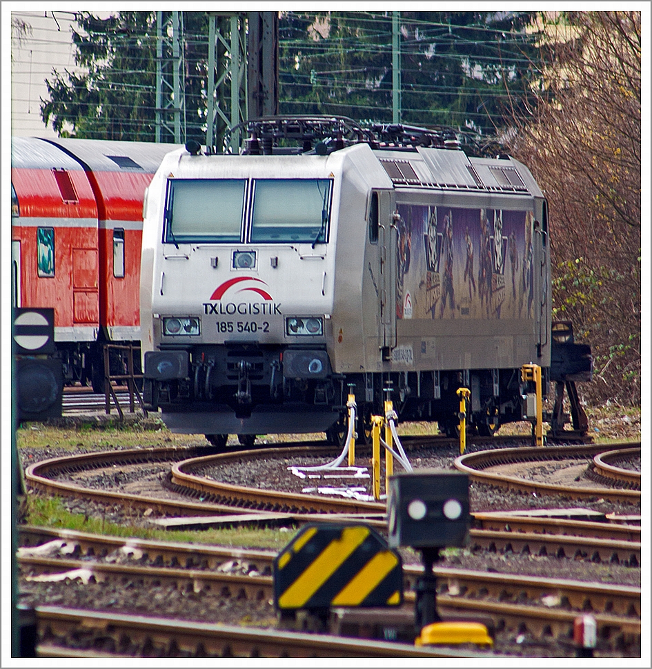 Die 185 540-2   Kassel Huskies  (eine Bombardier TRAXX F140 AC 1) der TXLogistik AG abgestellt am 13.04.2013 beim Hbf Koblenz. 
Die Lok wurde 2004 bei Bombardier in Kassel unter der Fabriknummer 33663 gebaut.