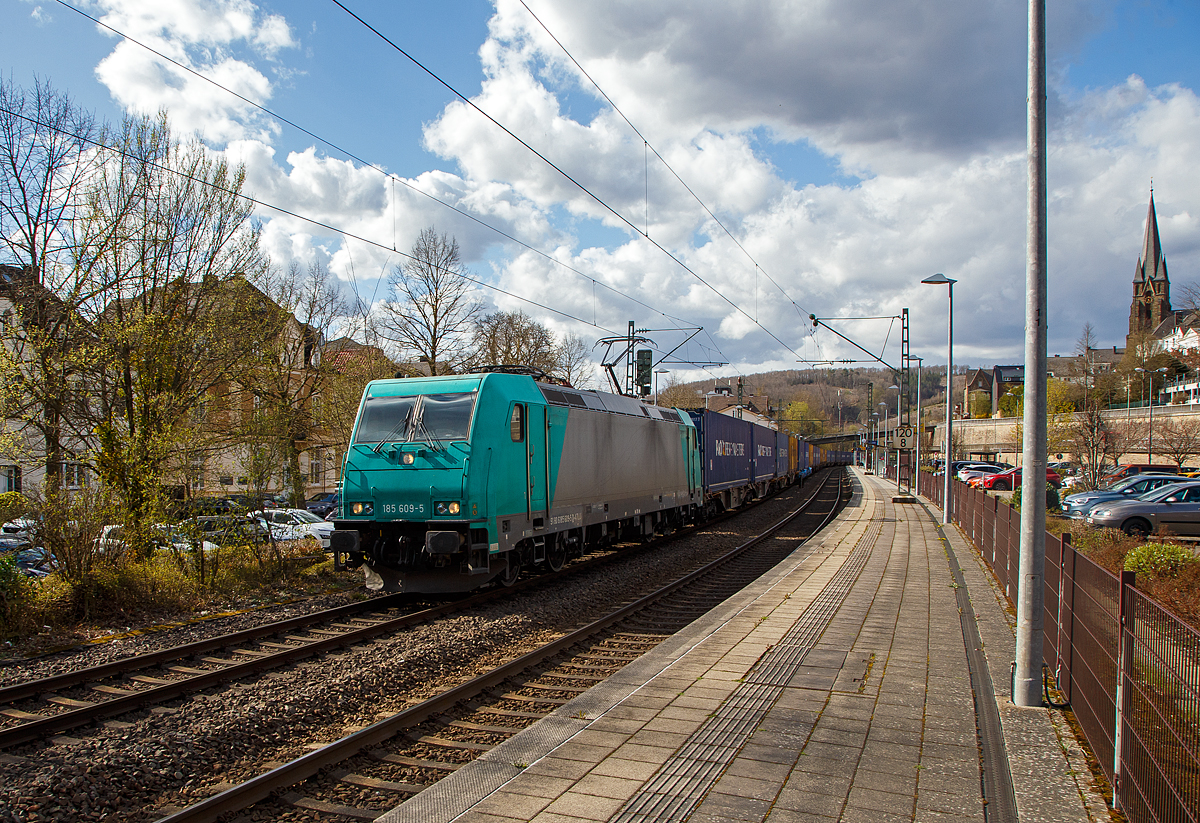 Die 185 609-5 (91 80 6185 609-5 D-ATLU) der Alpha Trains Luxembourg fährt am 07.04.2022 mit einem langen KLV-Zug durch den Bahnhof Kirchen (Sieg) in Richtung Köln. 

Die TRAXX F140 AC2 wurde 2008 von Bombardier in Kassel unter der Fabriknummer 34244 gebaut und an die Alpha Trains Belgium geliefert. Sie hat die Zulassungen für Deutschland, Österreich und Ungarn. In ihrer relativ kurzen Betriebszeit hat sie schon viele NVR-Stationen gehabt. 
