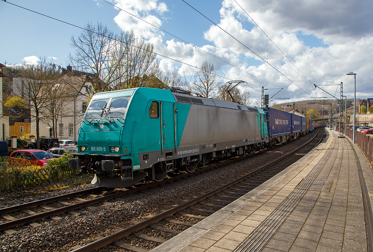 Die 185 609-5 (91 80 6185 609-5 D-ATLU) der Alpha Trains Luxembourg fährt am 07.04.2022 mit einem langen KLV-Zug durch den Bahnhof Kirchen (Sieg) in Richtung Köln. 

Die TRAXX F140 AC2 wurde 2008 von Bombardier in Kassel unter der Fabriknummer 34244 gebaut und an die Alpha Trains Belgium geliefert. Sie hat die Zulassungen für Deutschland, Österreich und Ungarn. In ihrer relativ kurzen Betriebszeit hat sie schon viele NVR-Stationen gehabt. 
