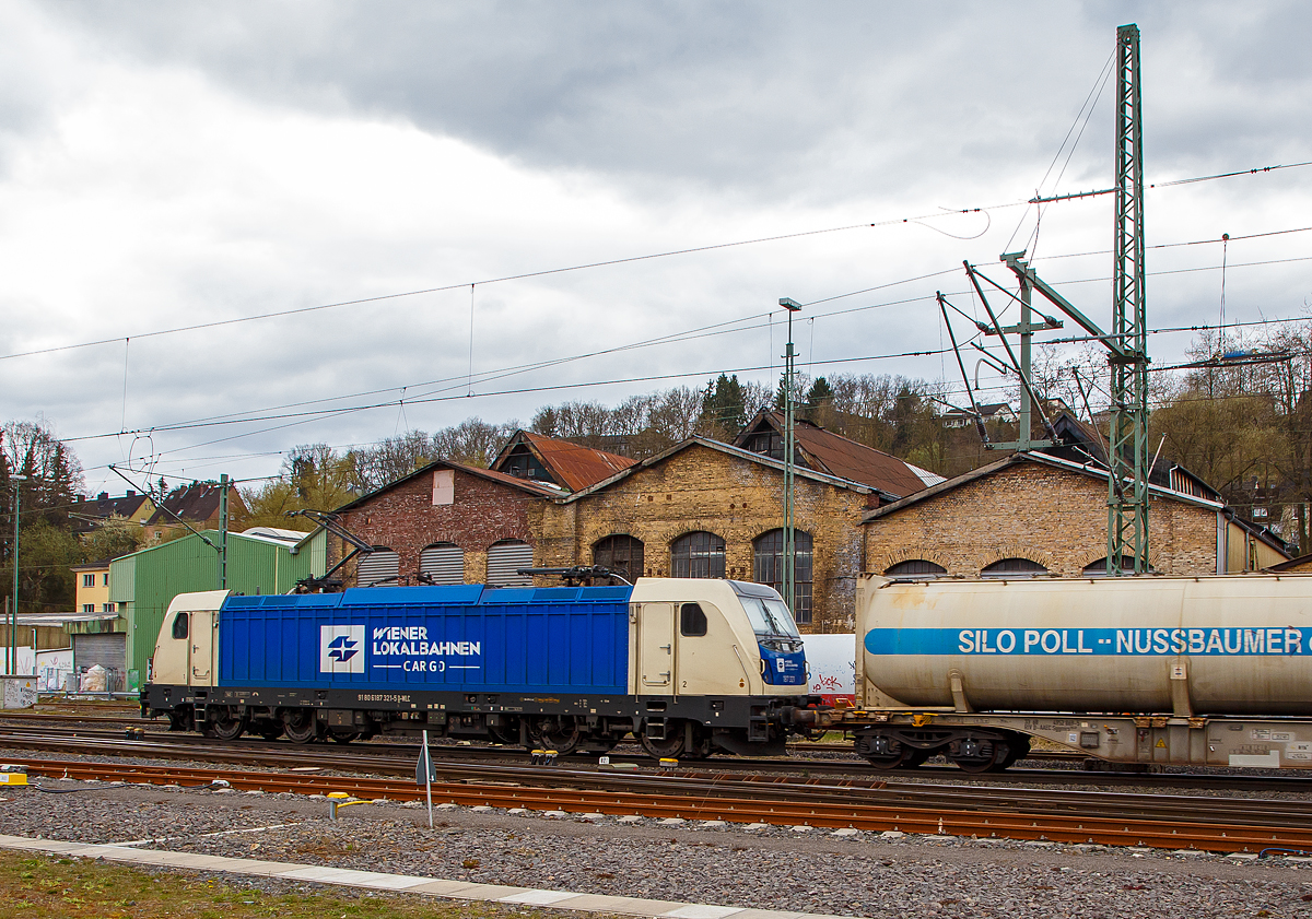 Die 187 321-5 (91 80 6187 321-5 D-WLC), eine Bombardier TRAXX F140 AC3 LM, Wiener Lokalbahnen Cargo GmbH (WLC) fährt am 16.04.2021 mit einem HUPAC Containerzug durch Betzdorf (Sieg) in Richtung Siegen.

Die TRAXX F140 AC3 LM wurde 2017 von Bombardier in Kassel unter der Fabriknummer 35289 gebaut. Nach meiner Sichtung hat die Lok die Zulassung für Deutschland und Österreich. Für Ungarn und Rumänien sind die Zulassungen noch nicht erteilt (H und RO sind durchgestrichen).

Die TRAXX F140 AC LM ist eine vierachsige Lokomotive mit einer Dauerleistung von 5.600 kW (Kurzzeitleistung  Power Boost : 6.000 kW) für den grenzüberschreitenden Einsatz. Die Lokomotive befördert hauptsächlich Güterzüge auf den europäischen Hauptstrecken, die mit 15 kV oder 25 kV elektrifiziert sind. Die Höchstgeschwindigkeit beträgt 140 km/h. Die Lokomotiven können in gemischter Mehrfachtraktion mit BR185 und BR186 eingesetzt werden.

TECHNISHE DATEN (u.a. nach Angaben der WLC)
Hersteller:  Bombardier Transportation
Spurweite:  1.435 mm (Normalspur)
Achsanordnung: Bo’ Bo’
Länge über Puffer: 18.900 mm
Drehzapfenabstand: 10.440 mm
Achsabstand im Drehgestell: 2.600 mm
Treibraddurchmesser:  1.250 mm (neu) / 1.170 mm (abgenutzt)
Höhe:  4.283 mm
Breite:  2.977 mm
Lichtraumprofil: UIC 505-1
Dienstgewicht:  87 t
Fahrmotoren: 4 Asynchronmotoren
Bremse: Elektrische Bremse

Daten im Oberleitungsbetrieb:
Höchstgeschwindigkeit: 140 km/h
Dauerleistung: 5.600 kW 
Kurzzeitleistung  Power Boost : 6.000 kW
Anfahrzugkraft: 300 kN
Dauerzugkraft: 252 kN bei 80 km/h
Stromsystem:  15 kV 16,7 Hz~ und 25 kV 50 Hz~

Daten im Dieselbetrieb (Last-Mile):
Nenndrehzahl: 1.800 U/min
Höchstgeschwindigkeit:  60 km/h
Dauerleistung: 320 kW
Tankinhalt:  400 l

Zugsicherung:  GSMR Zugfunk, ETCS, PZB, LZB, ZUB, Signum
