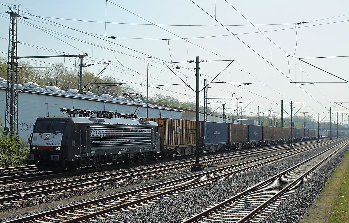 Die 1874 von der Rheinschen Eisenbahn-Geellschaft gebaute Strecke von Mülheim-Speldorf nach Troisdorf war ursprünglich als Konkurrenz zur 30 Jahre älteren Verbindung der Köln-Mindener Eisenbahn von Köln über Düsseldorf und das Ruhrgebiet nach Minden (und weiter nach Hannover und Berlin) gedacht. Da sie östlich der großen Siedlungszentren verläuft, hatte sie nie große Bedeutung im Personenverkehr, der heute nur noch auf Abschnitten stattfindet. Umso größer ist ihre Bedeutung im Güterverkehr. Regelmäßig sind hier auch schweizer Lokomotiven zu sehen, wie hier die ES 64 F4-290 (E 189 290) von SBB Cargo International am 17.04.2018 in Düsseldorf-Eller. Leider gegen die Sonne, so dass die (etwas spöttische ?) Aufschrift  AusgeRastatt - no national barriers, one language, less regulation, one highway  nur schwer zu erkennen ist.