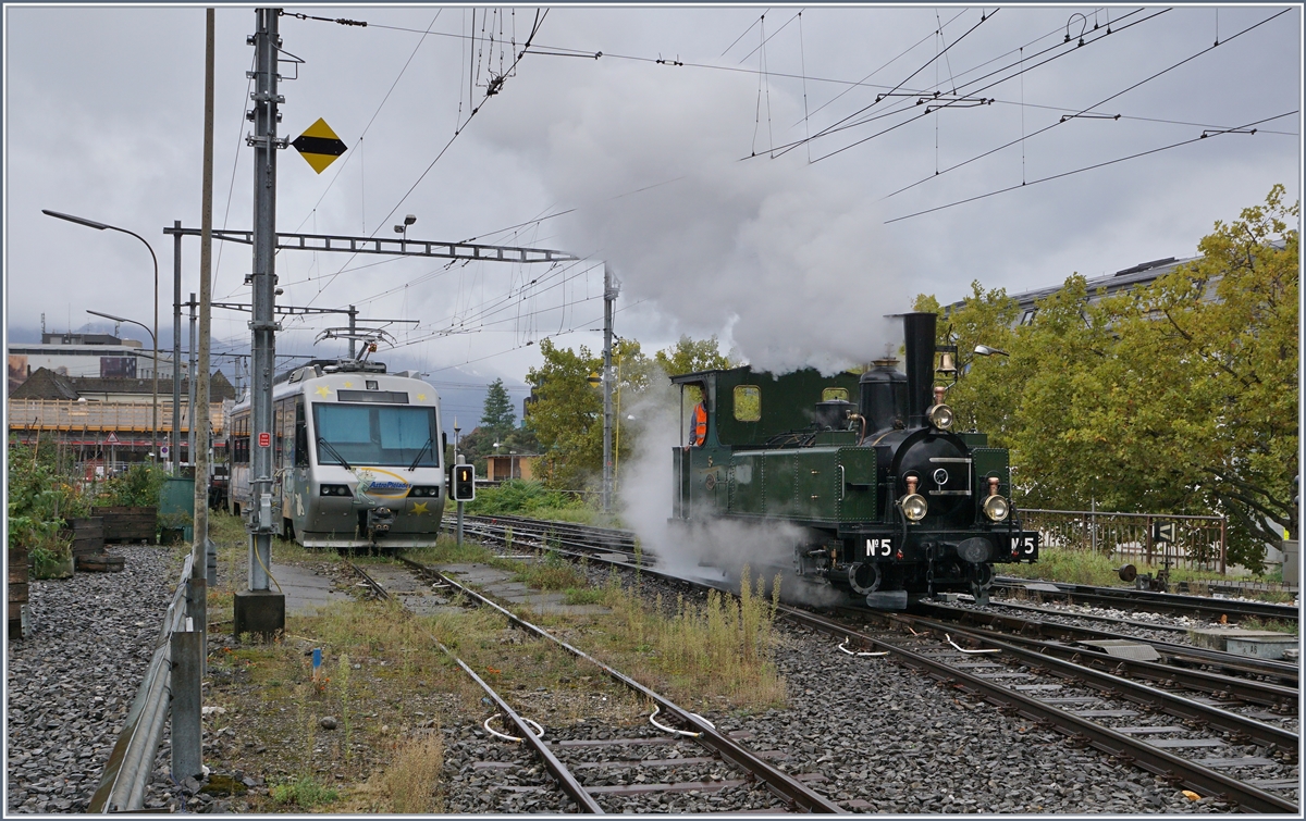 Die 1890 gebaute (ex LEB) G 3/3 der Blonay-Chamby Bahn rangiert in Vevey. Links im Bild der CEV MVR Beh 2/4 72.

27. September 2020