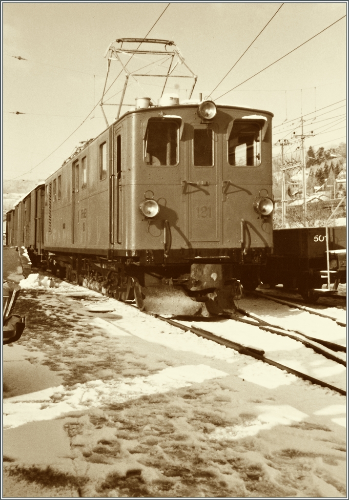 Die 1916 für die Bernina-Bahn gebaute Ge 6/6 und 1929 zur Ge 4/4 umgebaute RhB Ge 4/4 181 in Blonay. Jan. 1986