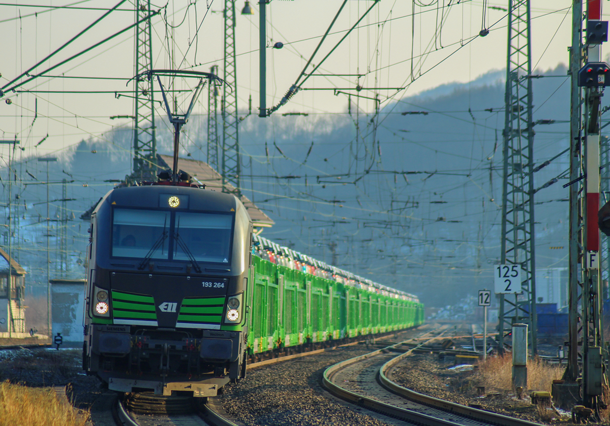 Die 193 264 der ELL (European Locomotive Leasing)durchfährt am 28.02.2018 am frühen Abend mit einem Suzuki-Autogüterzug Dillenburg in Richtung Siegen-Weidenau / Kreuztal