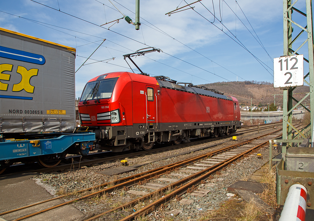 Die 193 358 (91 80 6193 358-9 D-DB) der DB Cargo Deutschland AG, zieht am 16.03.2021 einem KLV-Zug durch Niederschelden in Richtung Siegen. Zuvor hatte sie im Bahnhof Niederschelden länger Hp 0.

Die Siemens Vectron MS wurde 2018 von Siemens Mobilitiy in München-Allach unter der Fabriknummer 22481 gebaut. Die Vectron MS hat eine Leistung von 6,4 MW und ist für 200 km/h in Deutschland, Österreich, Schweiz, Italien und die Niederlande zugelassen.  