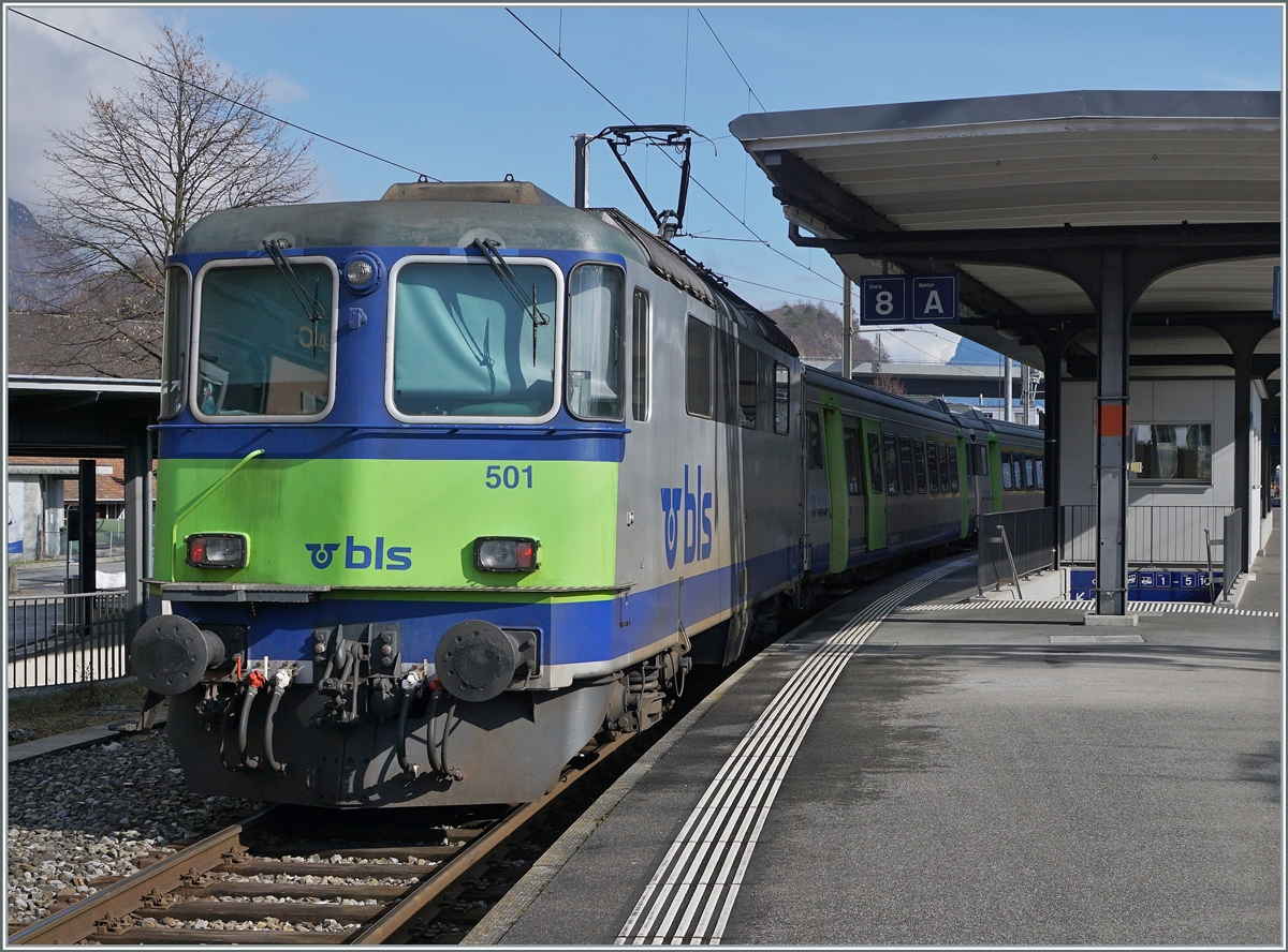 Die 1966 gebaute BLS Re 4/4 501 hat mit ihrem RE 4068 von Zweisimmen kommend den Zielbahnhof  Interlaken Ost erreicht.
 
Der geschoben Zug besteht aus folgenden Fahrzeugen (von vorne nach hinten): Bt 50 85 80-35 994-3 CH-BLS, B 50 85 29-34 000-4 CH-BLS, B 50 85 29-34 020-2 CH-BLS, A 50 85 18-34 011-4 CH-BLS, A 50 85 18 34 022-1 und dem AD 50 85 34-003-3 CH-BLS, sowie der bereits erwähnten Re 4/4 501. 

17. Februar 2021