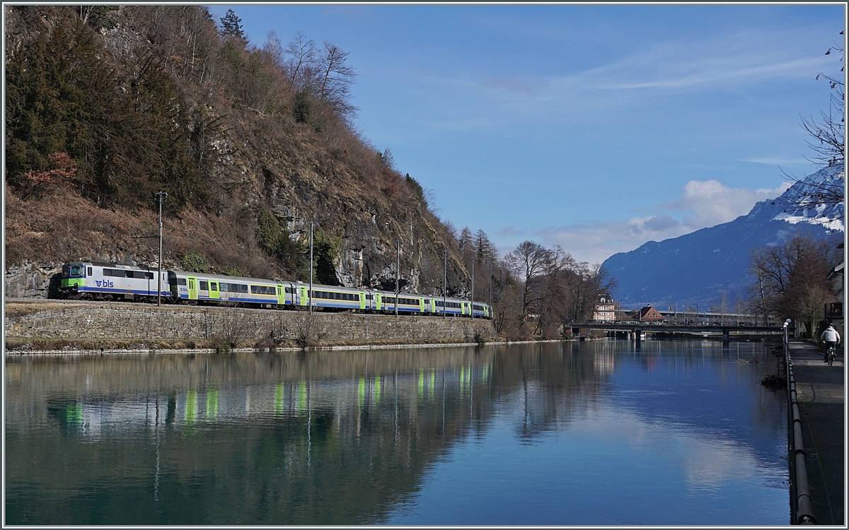 Die 1966 gebaute BLS Re 4/4 501 erreicht ihrem RE 4068 von Zweisimmen kommend ihr Ziel Interlaken Ost. 
Der geschoben Zug besteht aus folgenden Fahrzeugen (von vorne nach hinten): Bt 50 85 80-35 994-3 CH-BLS, B 50 85 29-34 000-4 CH-BLS, B 50 85 29-34 020-2 CH-BLS, A 50 85 18-34 011-4 CH-BLS, A 50 85 18 34 022-1 und dem AD 50 85 34-003-3 CH-BLS, sowie der bereits erwähnten Re 4/4 501. 

17. Februar 2021