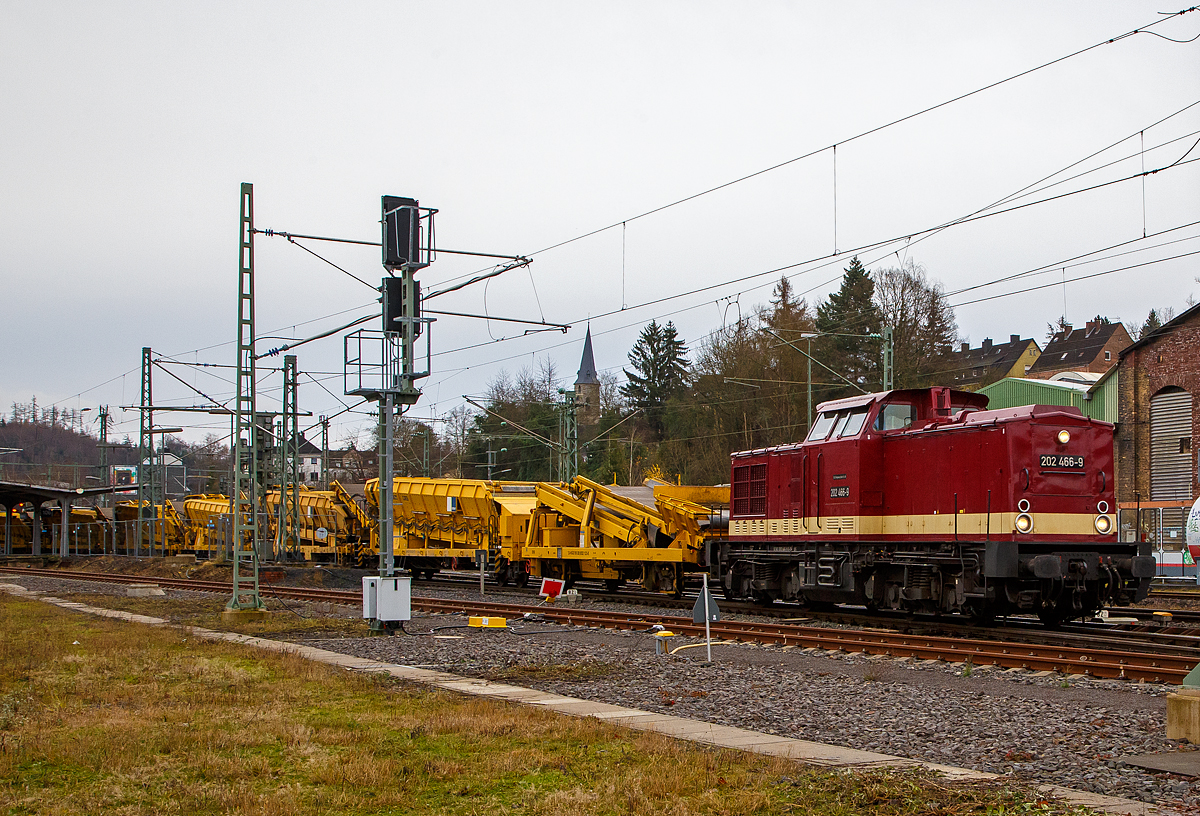 Die 202 466-9 (92 80 1202 466-9 D-SKLUS) der SKL Umschlagservice Magdeburg GmbH & Co. KG, ex DB 202 466-9, ex DR 112 466-8, ex DR 110 466-0, fährt am 20.11.2021, mit einem Materialförder- und Siloeinheiten-Zug der (MFS 38, sowie Beladestation) der HERING Bahnbau durch Betzdorf/Sieg in Richtung Scheuerfeld (Sieg). Später konnte ich sehen das die V 100 ost den Zug von Scheuerfeld über die Strecke der WEBA (Westerwaldbahn) auf den Westerwald zur Bindweide zog.

Weitere Info zur Lok unter: http://hellertal.startbilder.de/bild/deutschland~strecken~kbs-460-siegstrecke/757325/die-202-466-9-92-80-1202.html
